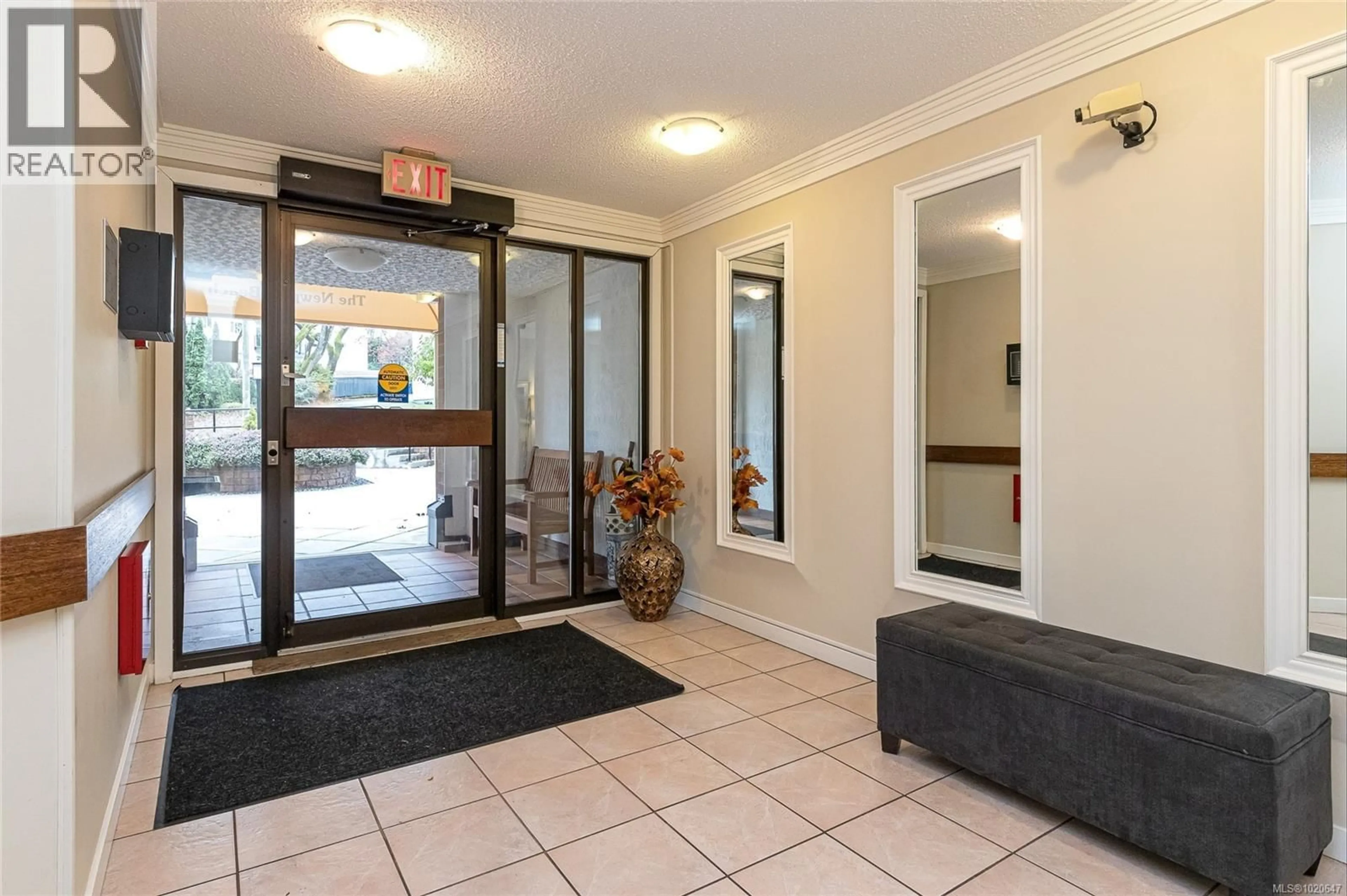 Indoor foyer for 105 - 1375 NEWPORT AVENUE, Oak Bay British Columbia V8S5E8