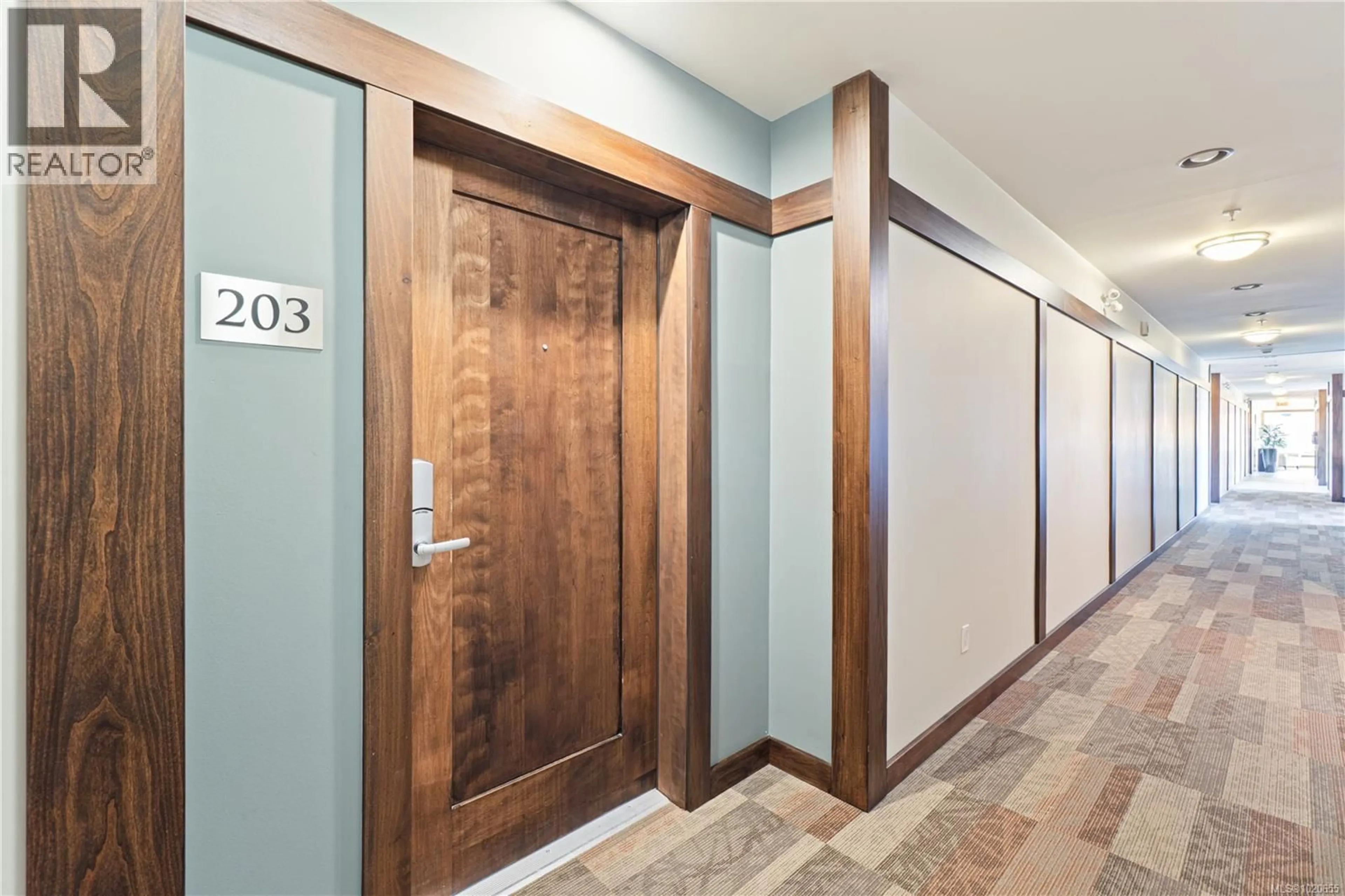 Indoor foyer for 203 - 439 COLLEGE ROAD, Qualicum Beach British Columbia V9K0B2