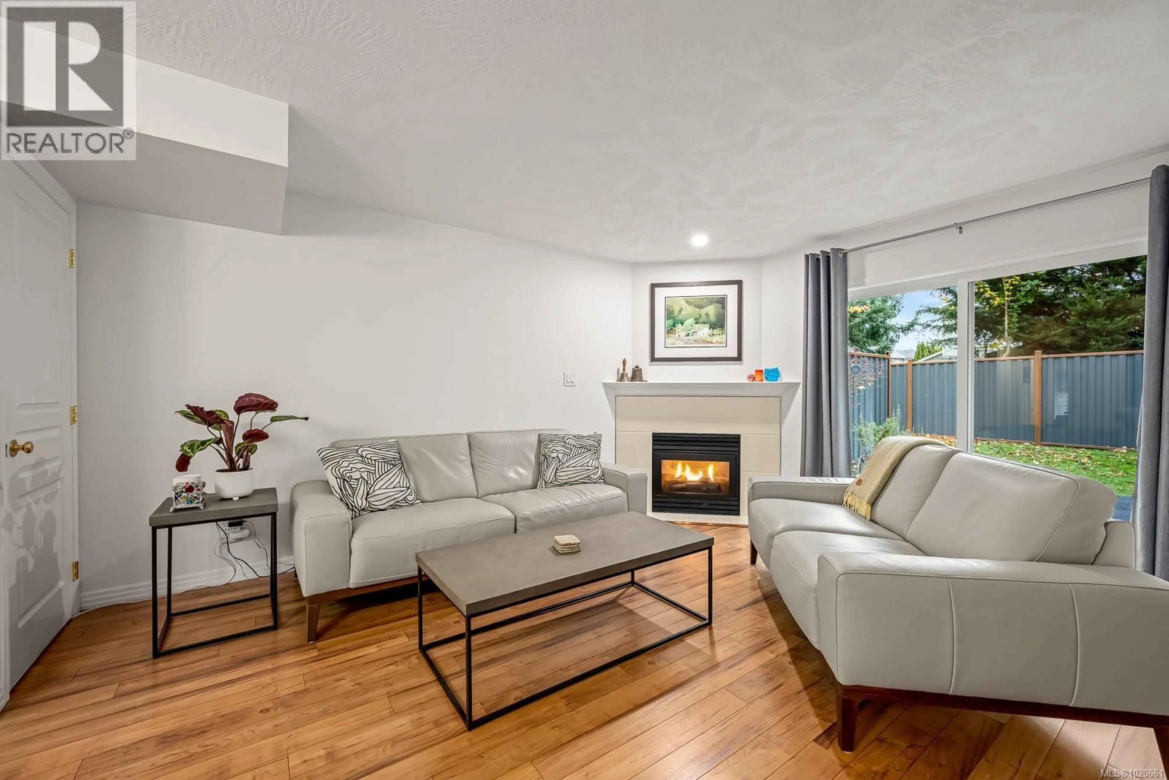 Living room with furniture, wood/laminate floor for 4 - 1275 GUTHRIE ROAD, Comox British Columbia V9M4E6