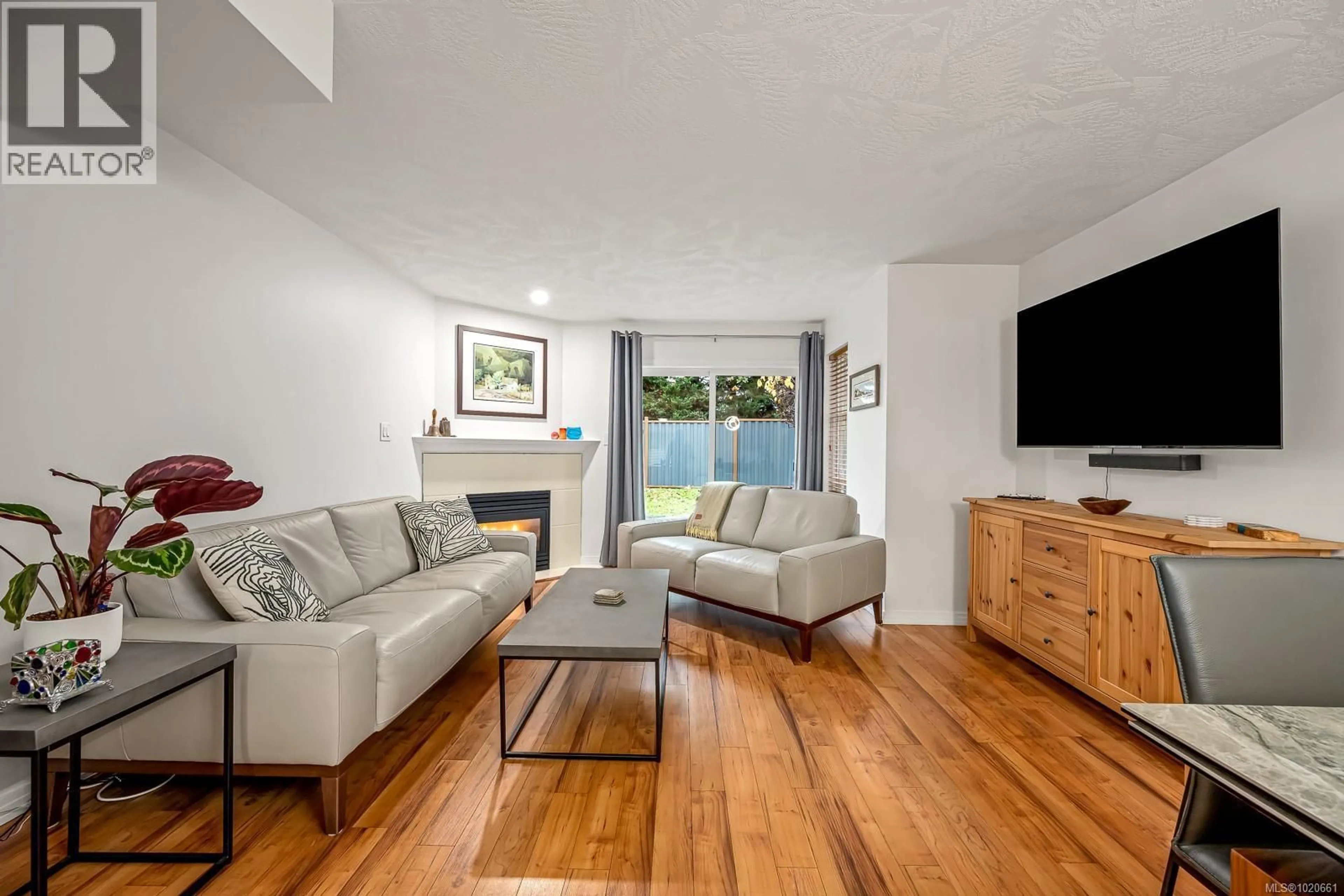 Living room with furniture, wood/laminate floor for 4 - 1275 GUTHRIE ROAD, Comox British Columbia V9M4E6