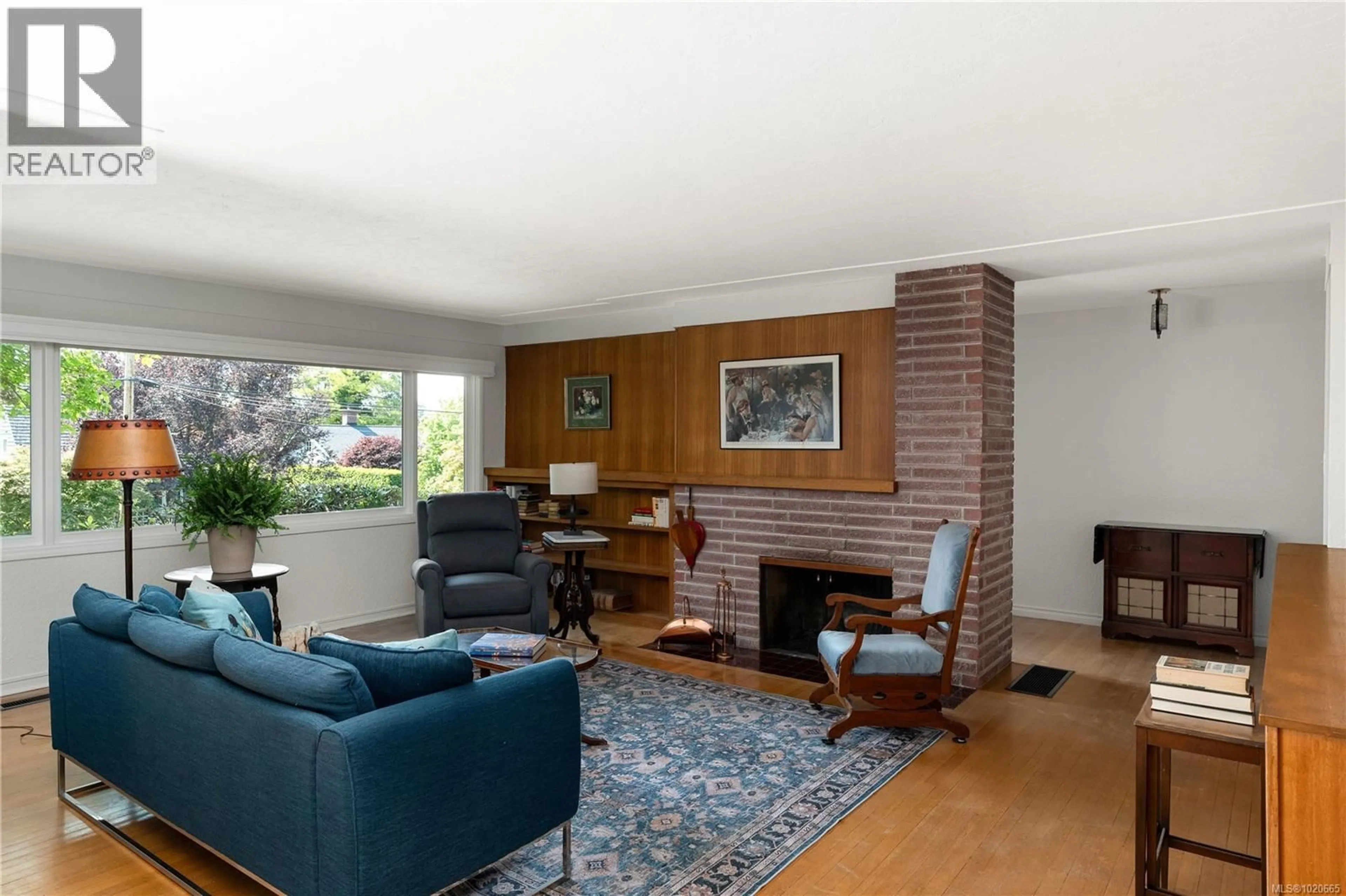 Living room with furniture, unknown for 645 TRANSIT ROAD, Oak Bay British Columbia V8S4Z4