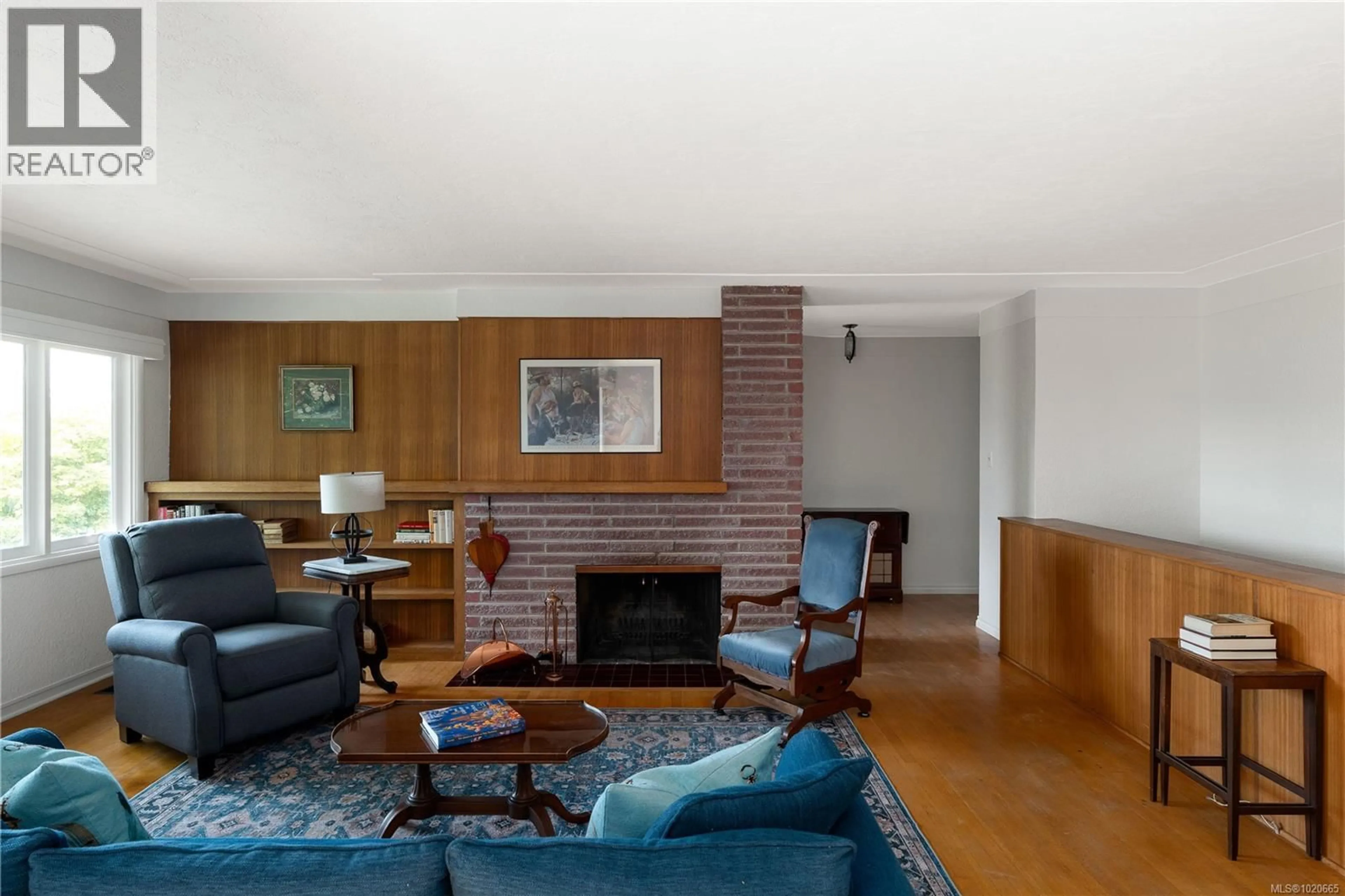 Living room with furniture, wood/laminate floor for 645 TRANSIT ROAD, Oak Bay British Columbia V8S4Z4