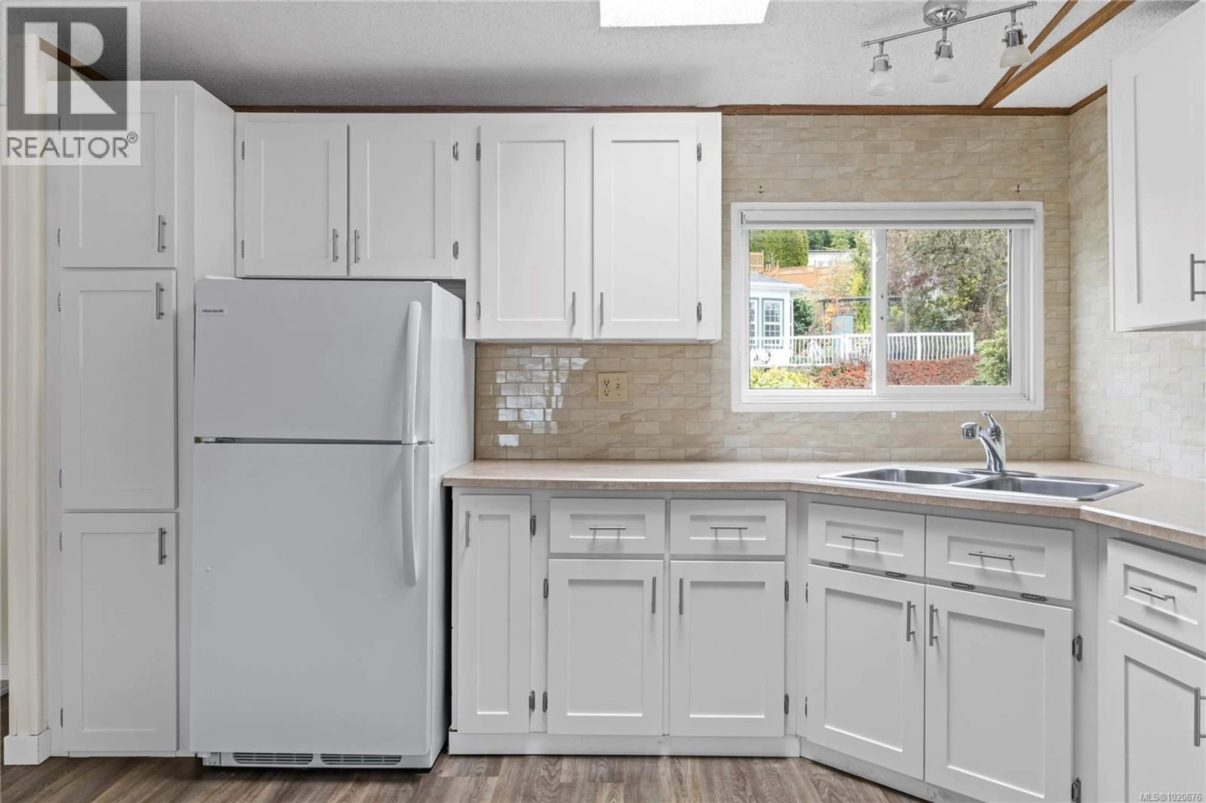 Standard kitchen, ceramic/tile floor for 34 - 1174 MORRELL CIRCLE, Nanaimo British Columbia V9R6K6