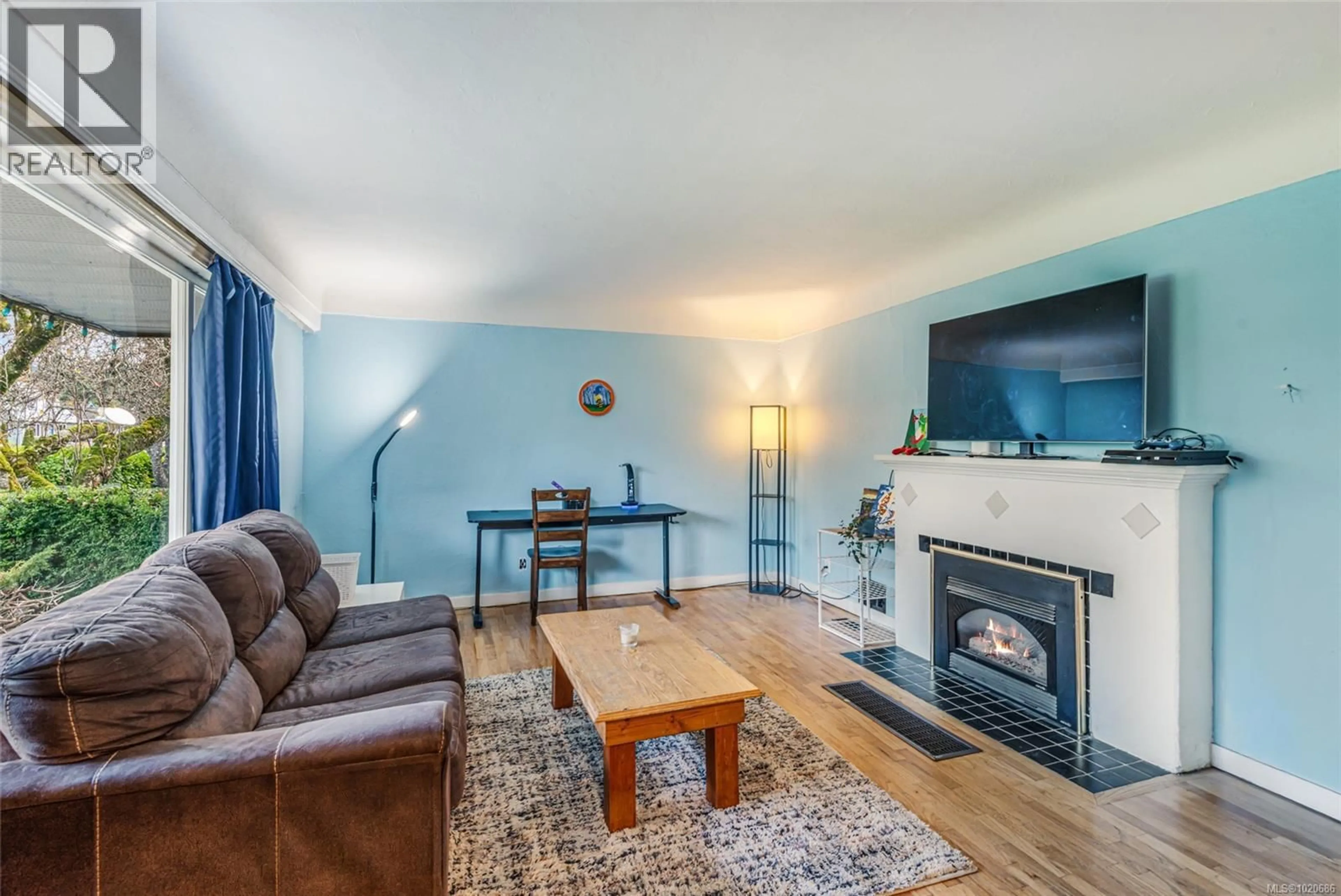 Living room with furniture, wood/laminate floor for 2760 6TH AVENUE, Port Alberni British Columbia V9Y2H6