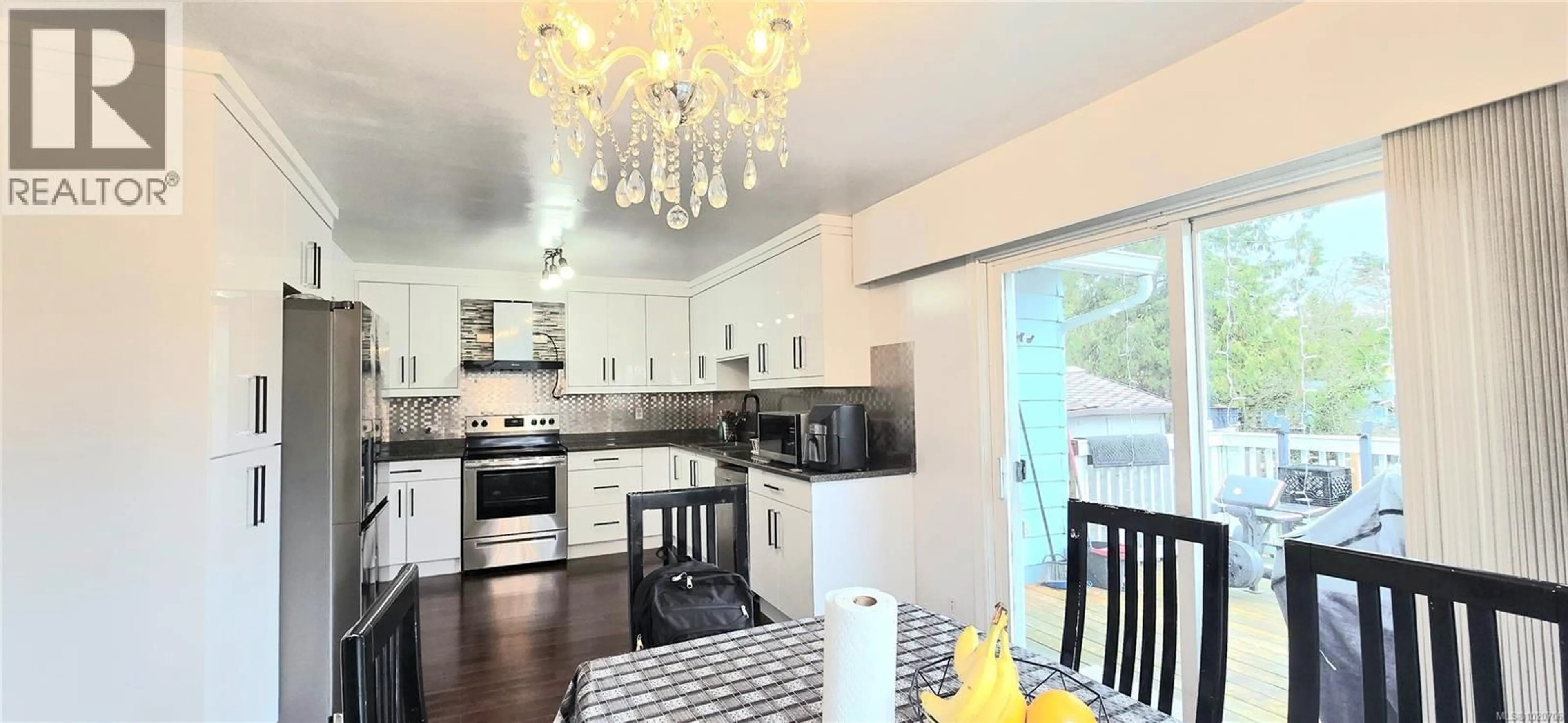 Open concept kitchen, wood/laminate floor for 602 NOVA STREET, Nanaimo British Columbia V9R5S7