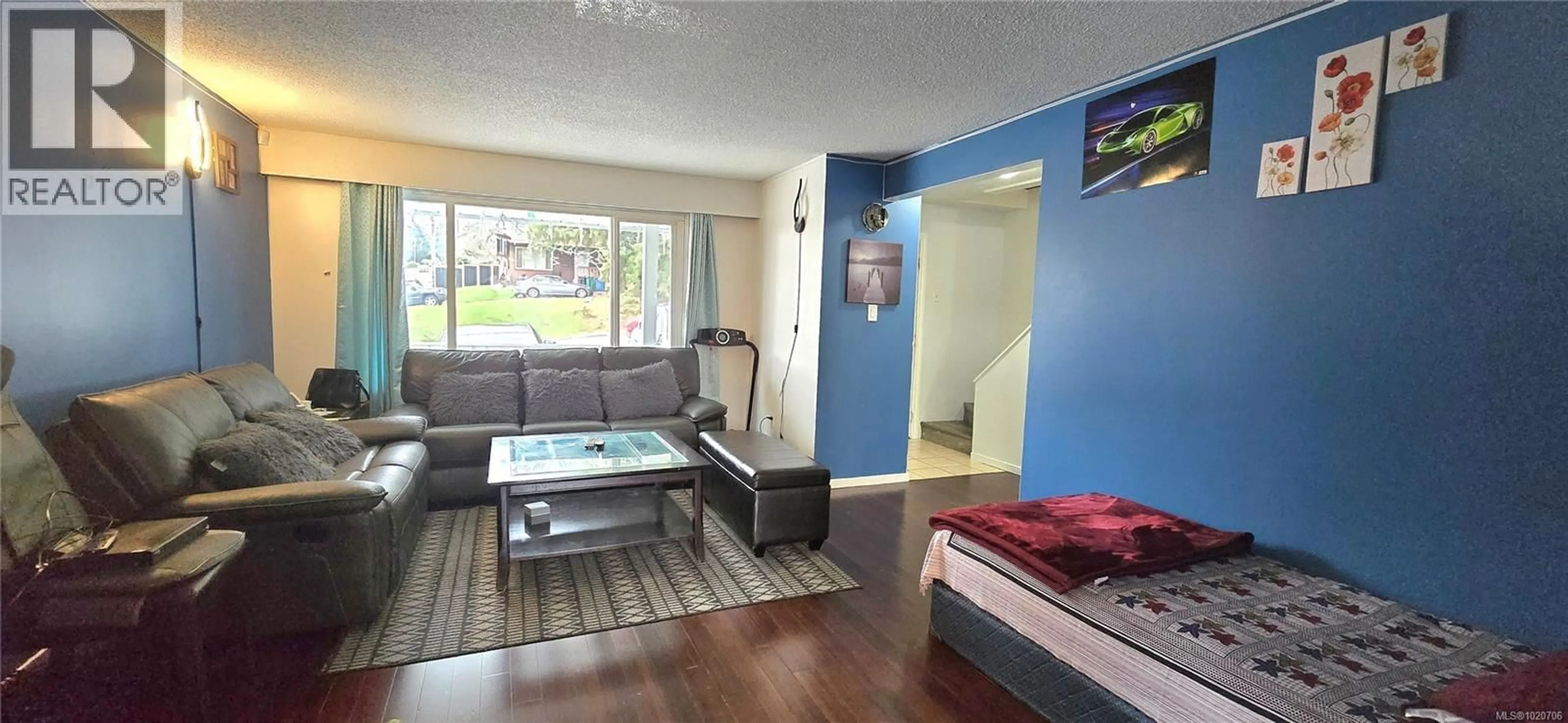 Living room with furniture, wood/laminate floor for 602 NOVA STREET, Nanaimo British Columbia V9R5S7