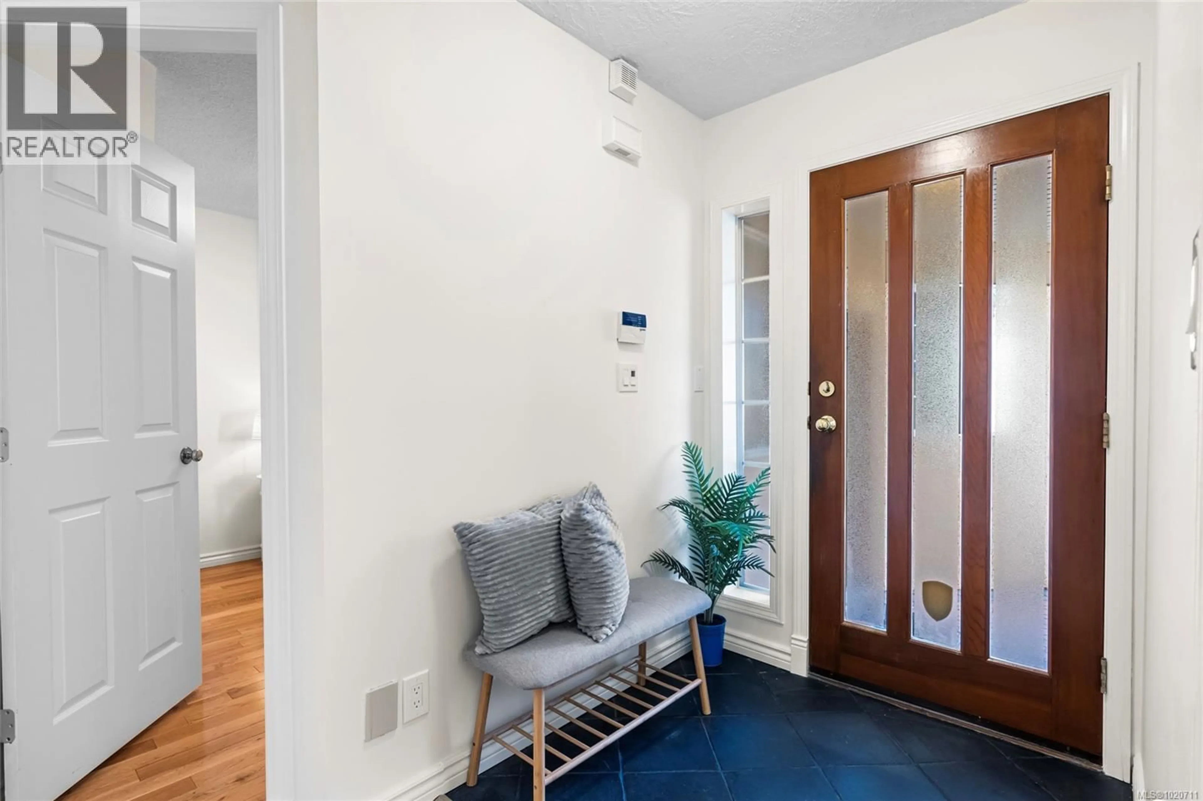 Indoor entryway for 63 - 901 KENTWOOD LANE, Saanich British Columbia V8Y2Z1