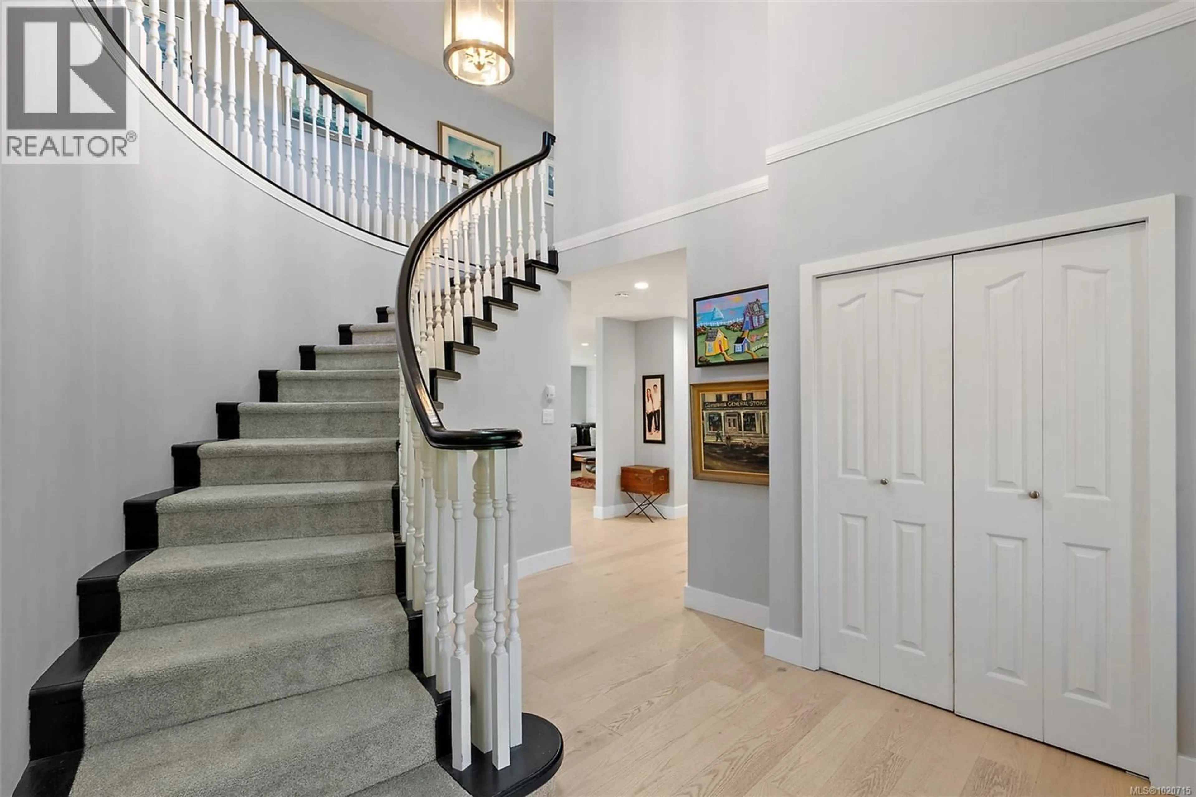 Indoor foyer for 2023 RUNNYMEDE AVENUE, Oak Bay British Columbia V8S2V5