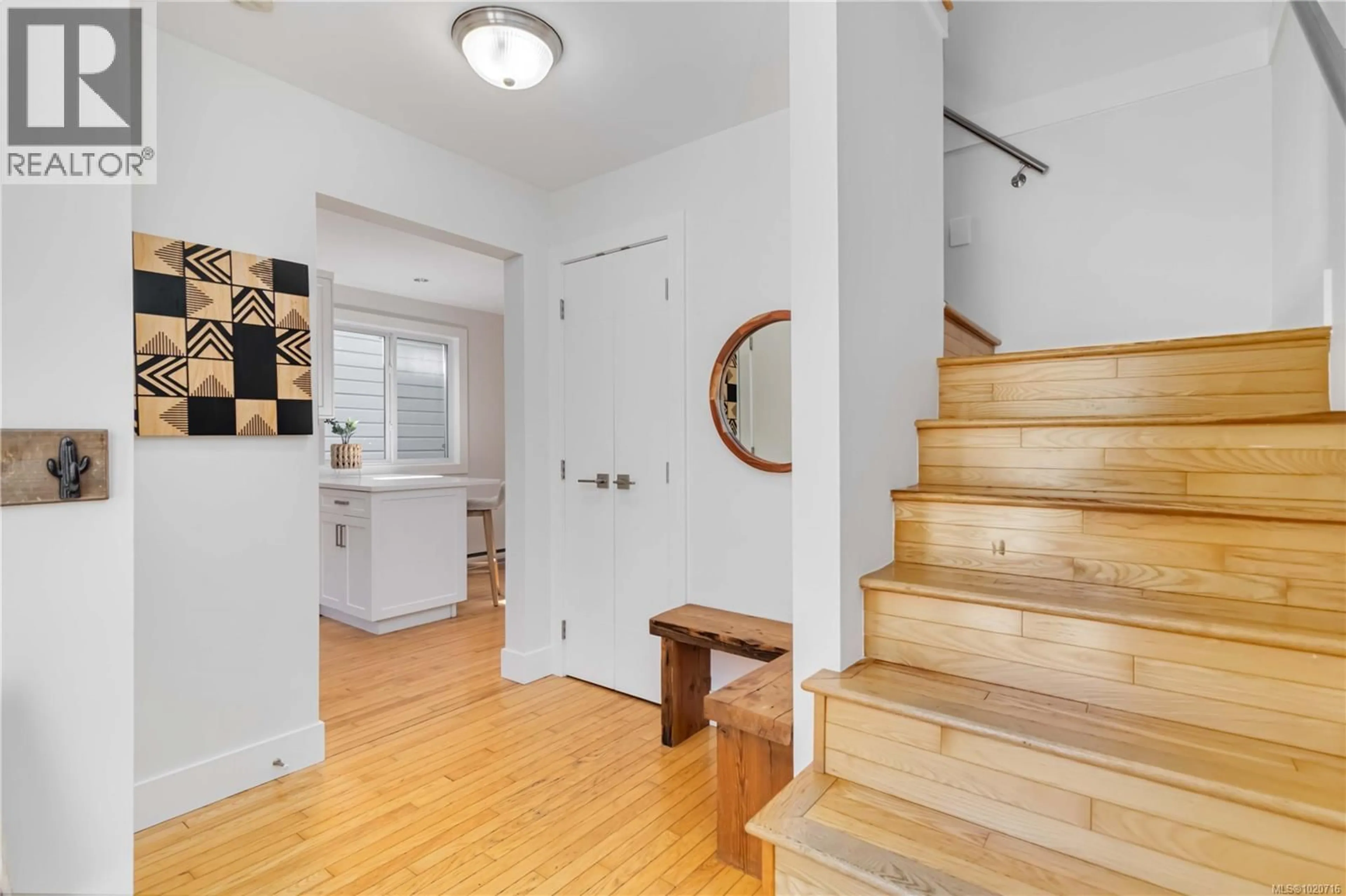 Indoor entryway for 126 RENDALL STREET, Victoria British Columbia V8V2E5