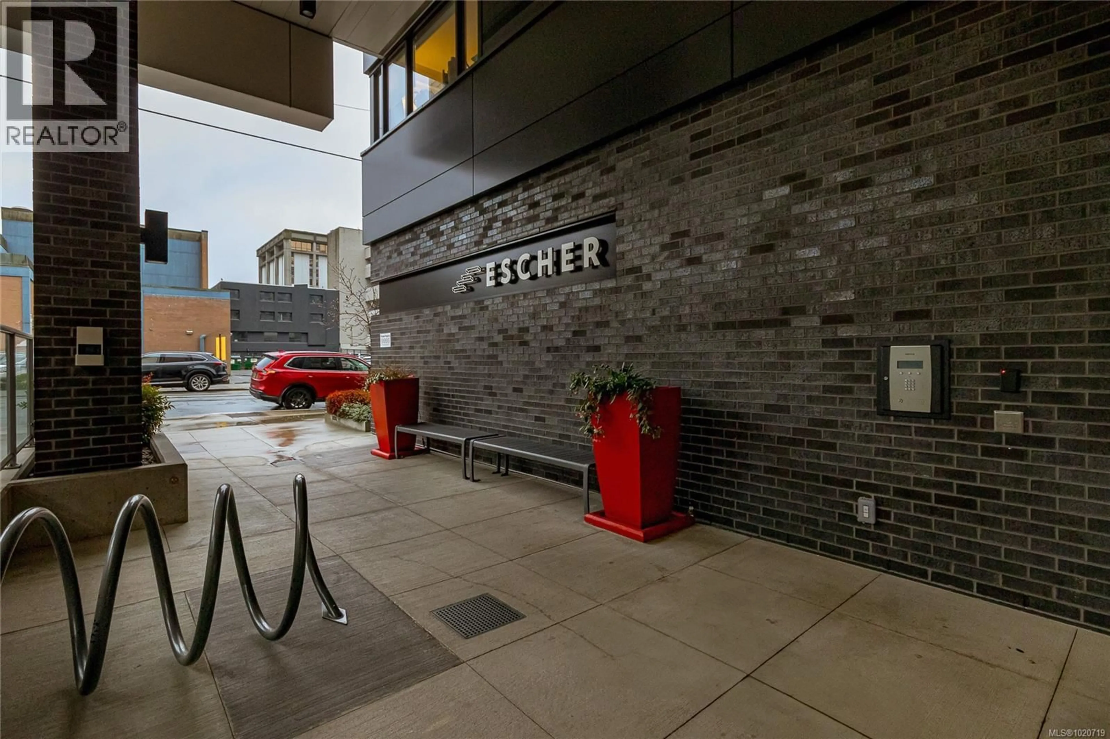 Indoor foyer for 406 - 838 BROUGHTON STREET, Victoria British Columbia V8W1E4