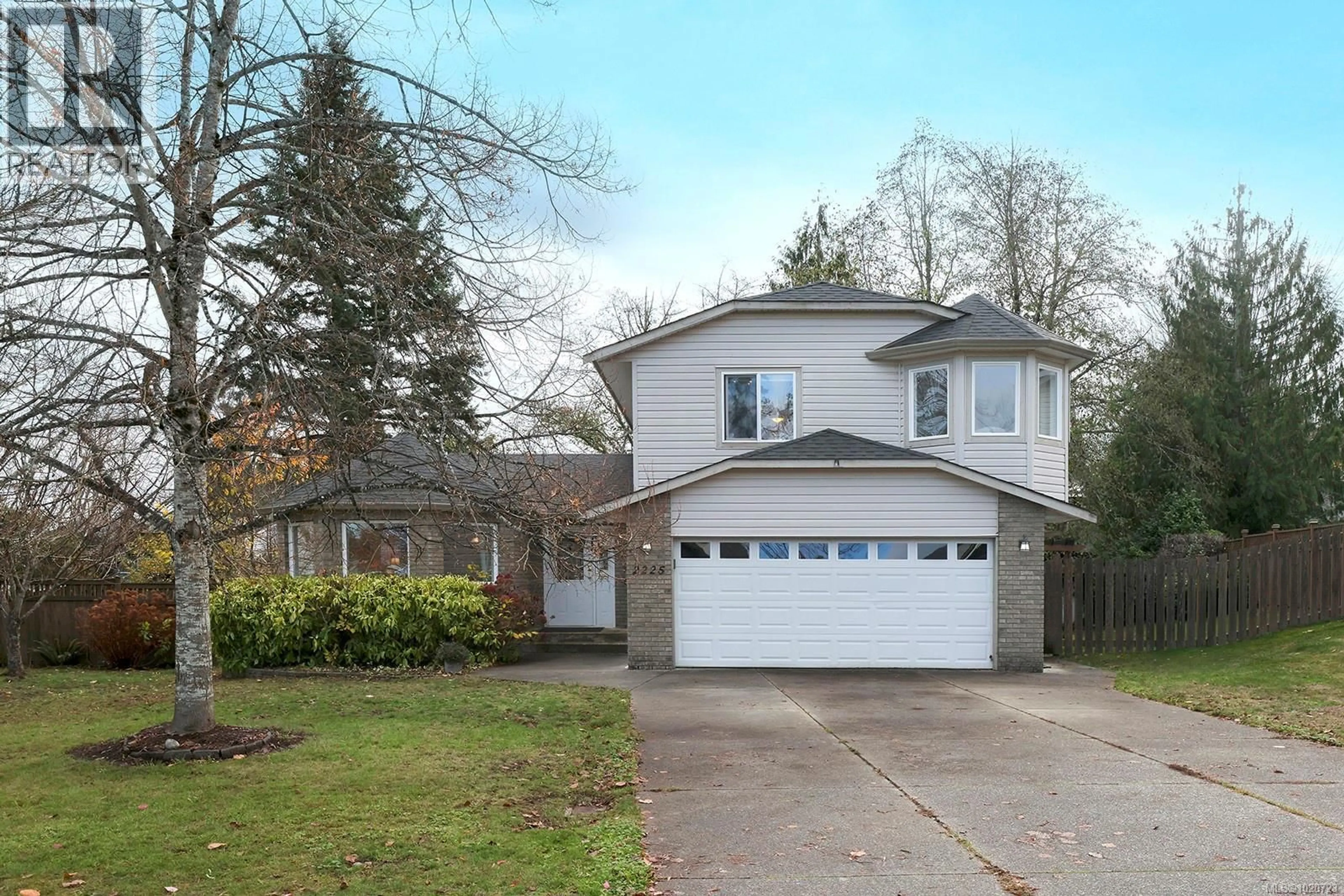 Home with vinyl exterior material, street for 2225 HERON CRESCENT, Comox British Columbia V9M3Y2