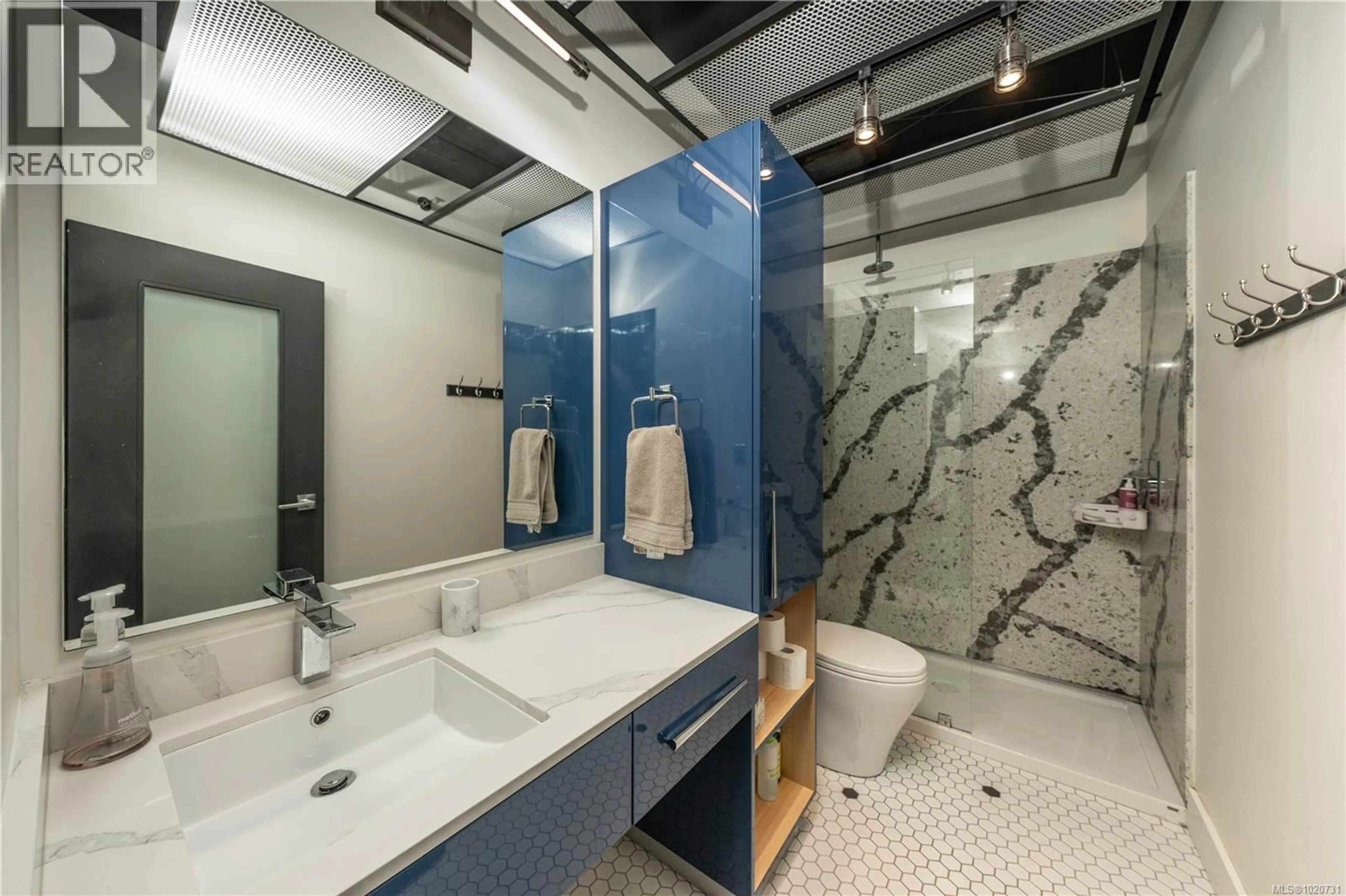 Standard bathroom, ceramic/tile floor for 216 - 1029 VIEW STREET, Victoria British Columbia V8V0C9