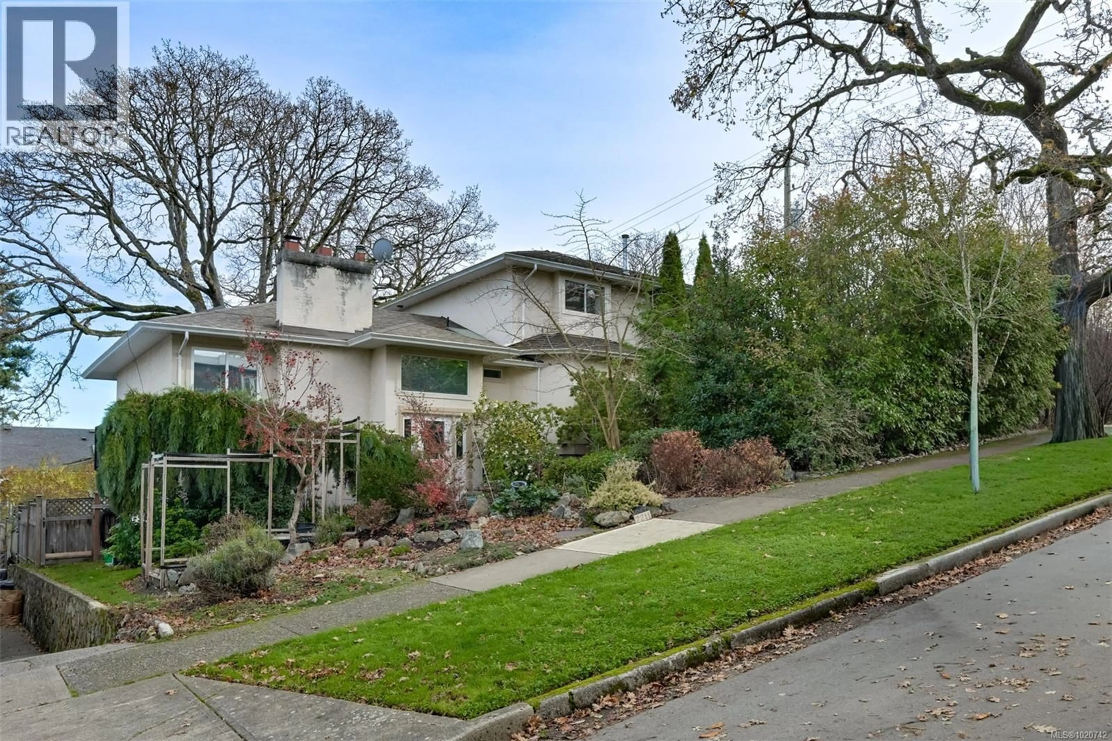 A pic from outside/outdoor area/front of a property/back of a property/a pic from drone, street for 2211 FORBES STREET, Victoria British Columbia V8R4B5