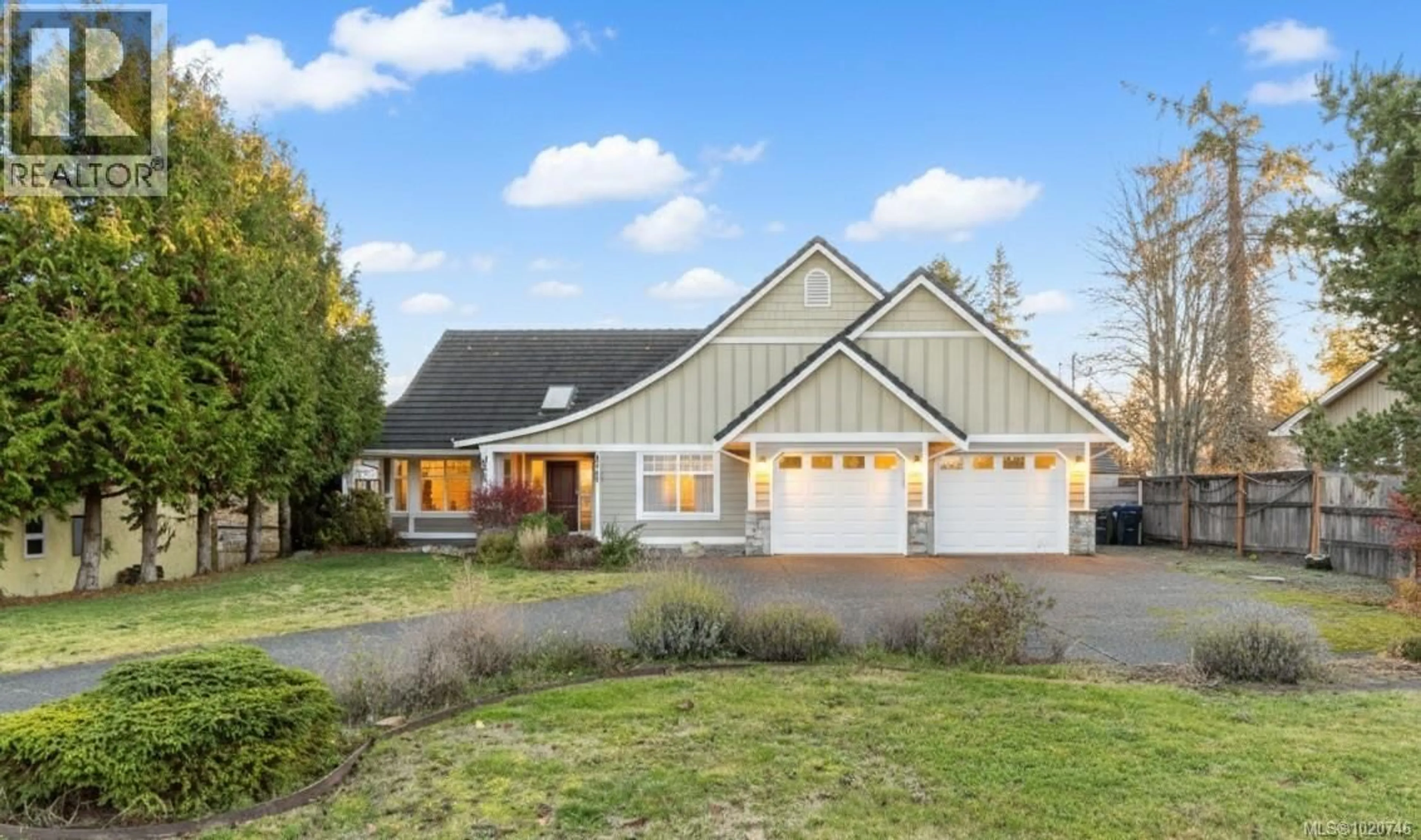 Home with vinyl exterior material, street for 610 FORSYTH AVENUE, Parksville British Columbia V9P1G9