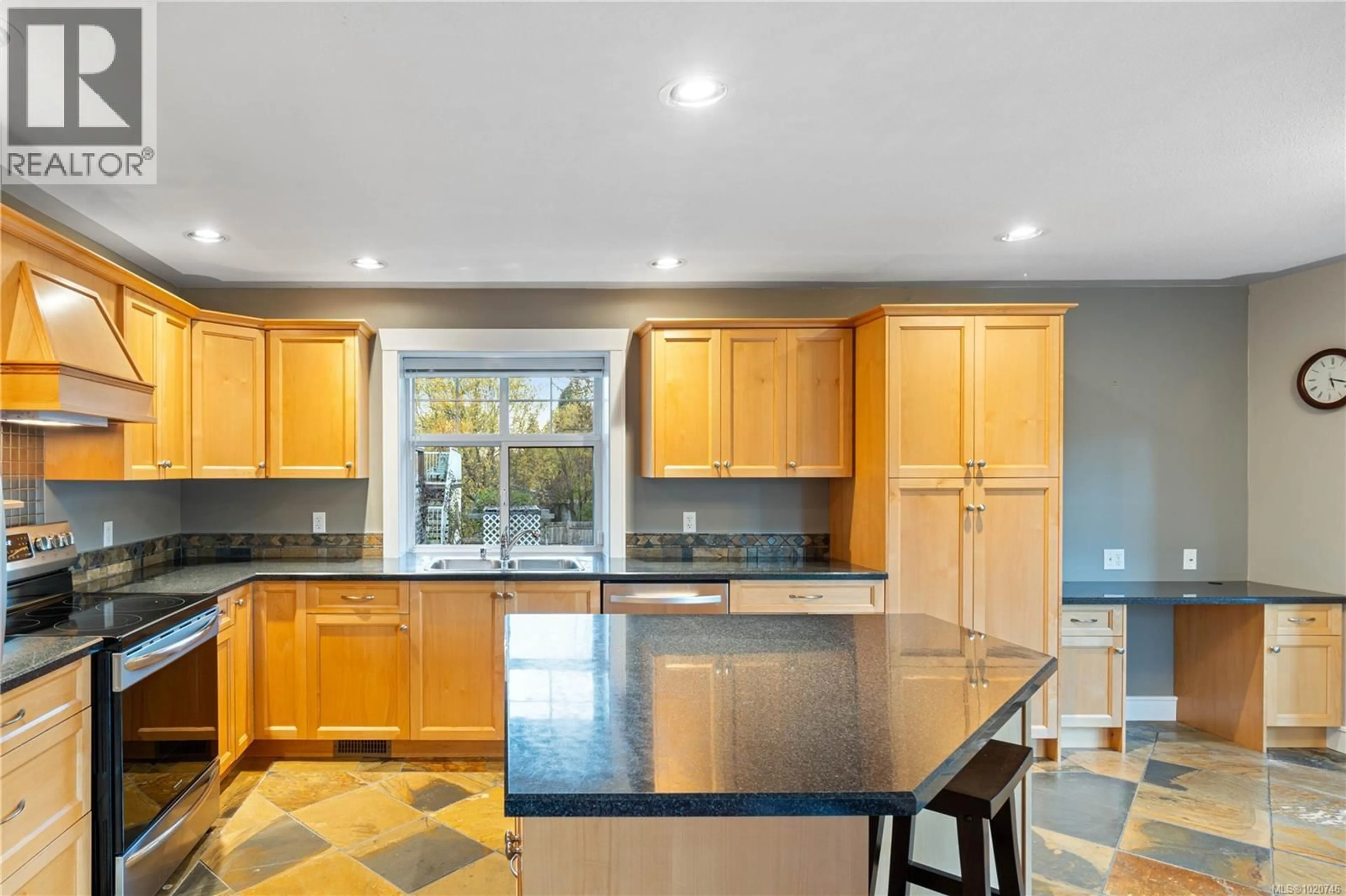 Open concept kitchen, ceramic/tile floor for 610 FORSYTH AVENUE, Parksville British Columbia V9P1G9