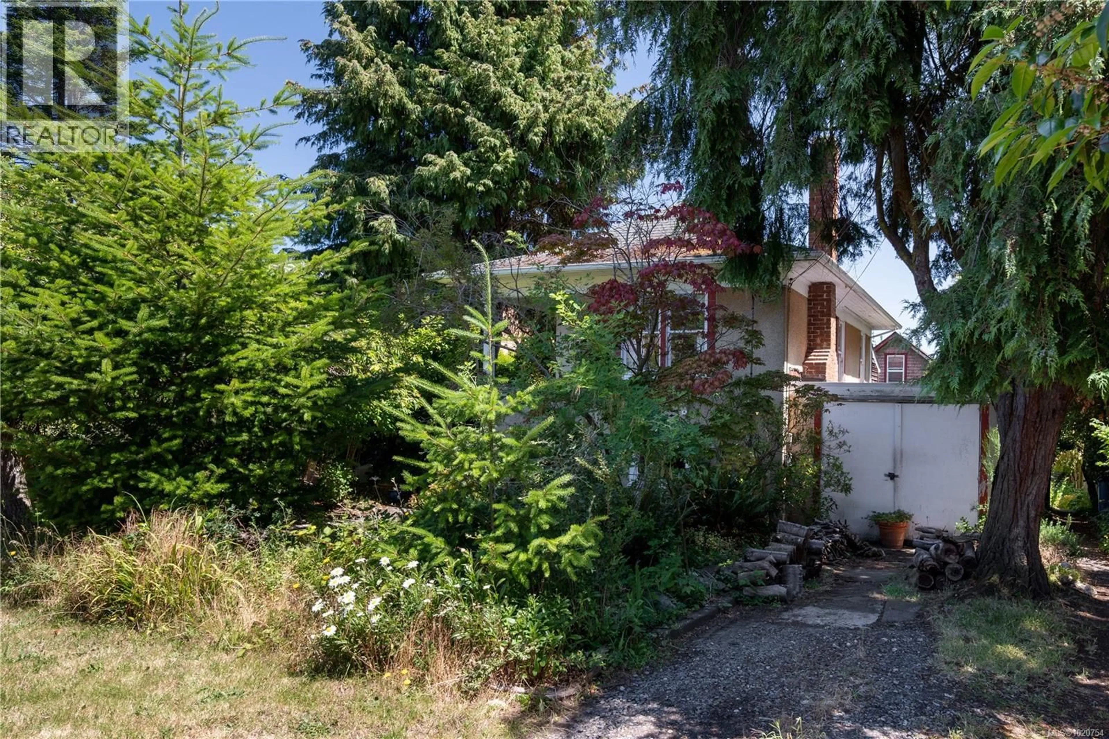 A pic from outside/outdoor area/front of a property/back of a property/a pic from drone, street for 517 VICTORIA AVENUE, Oak Bay British Columbia V8S4M8