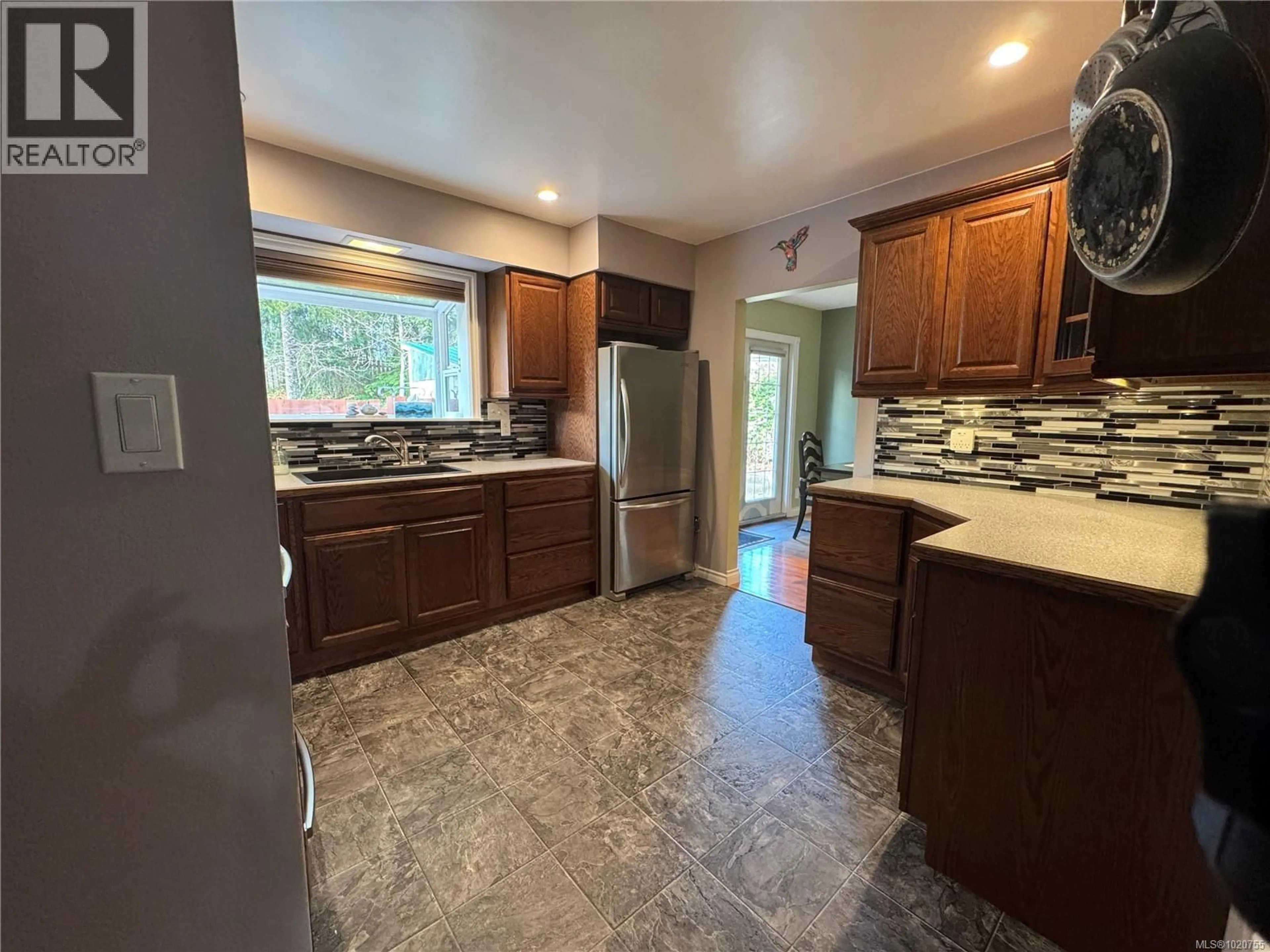 Open concept kitchen, ceramic/tile floor for 594 HUMMINGBIRD LANE, Gold River British Columbia V0P1G0