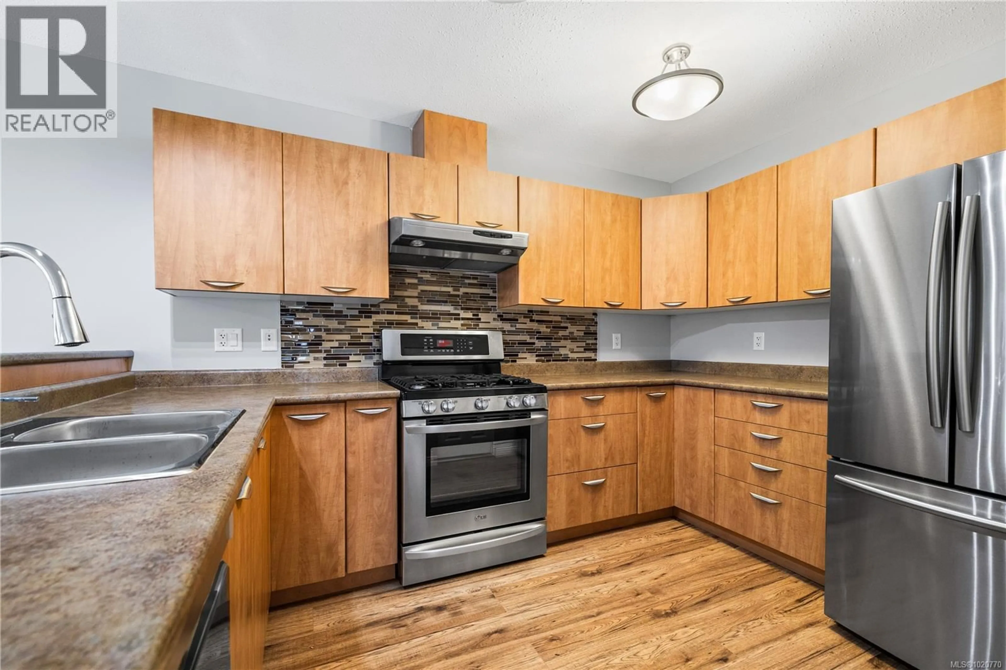 Standard kitchen, wood/laminate floor for 18 - 611 HILCHEY ROAD, Campbell River British Columbia V9W0A2
