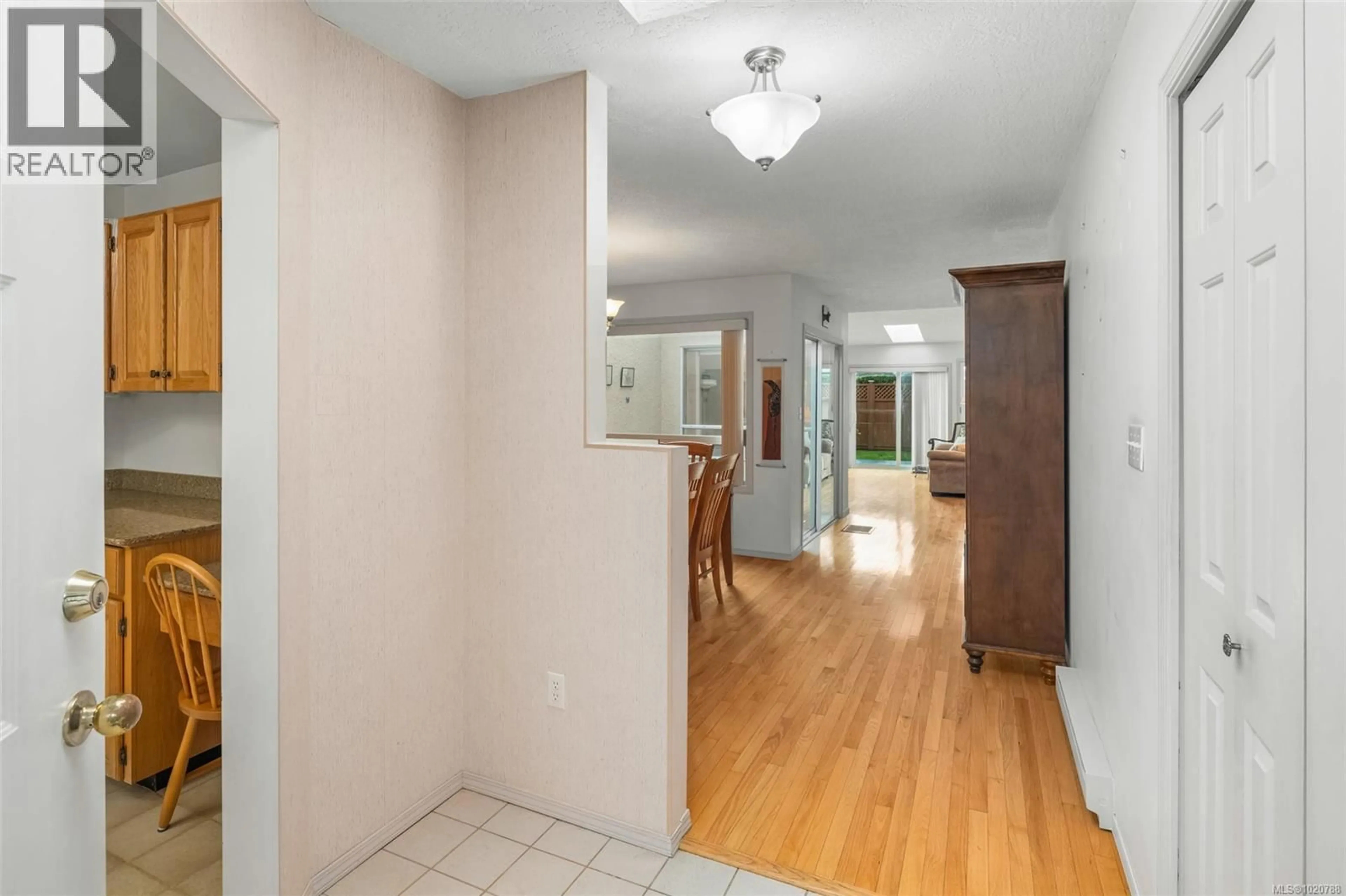 Indoor foyer for 6 - 10084 THIRD STREET, Sidney British Columbia V8L3B3