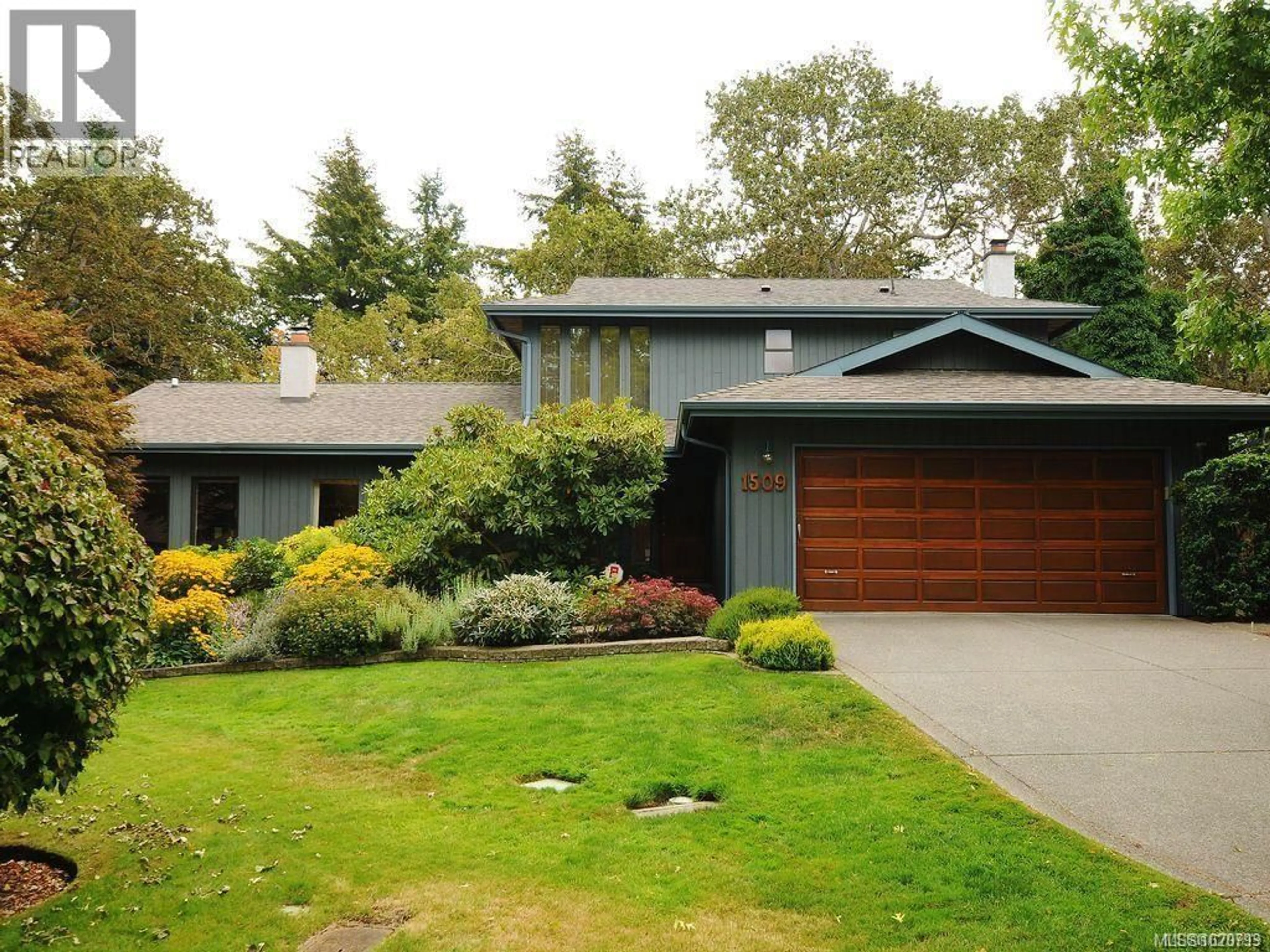 Home with vinyl exterior material, street for 1509 LYNNFIELD PLACE, Saanich British Columbia V8N5Y9