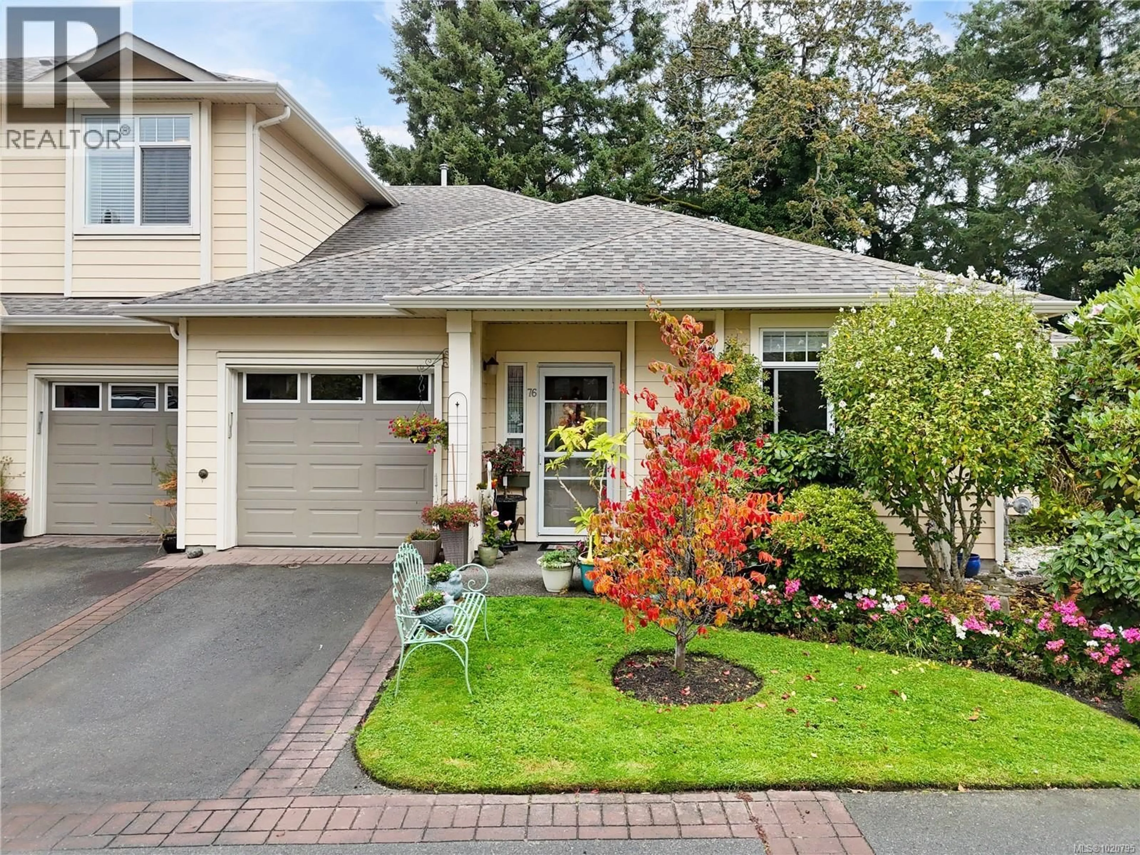 Home with vinyl exterior material, street for 76 - 850 PARKLANDS DRIVE, Esquimalt British Columbia V9A7L9