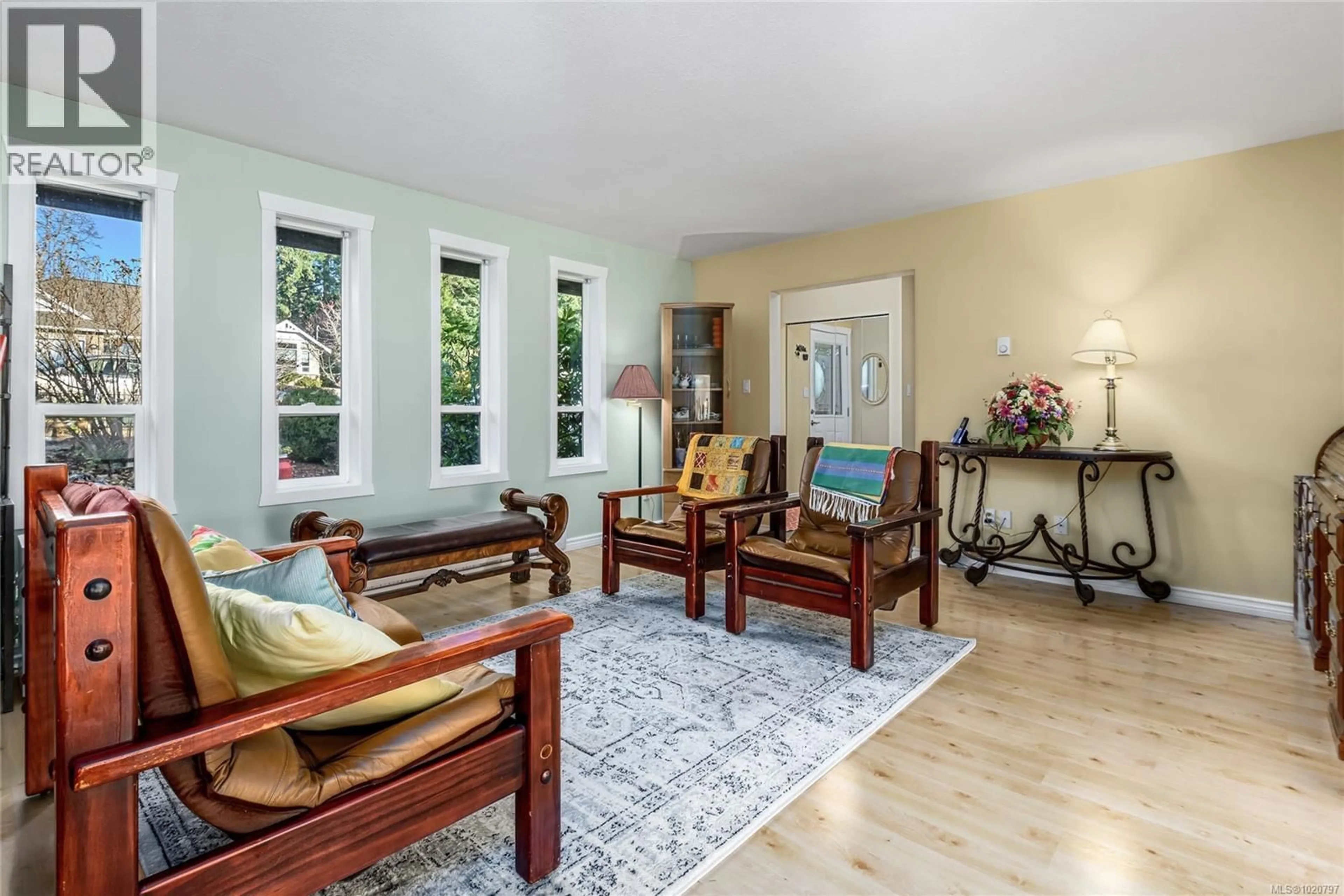 Living room with furniture, wood/laminate floor for 675 EVERGREEN AVENUE, Courtenay British Columbia V9N6Y1