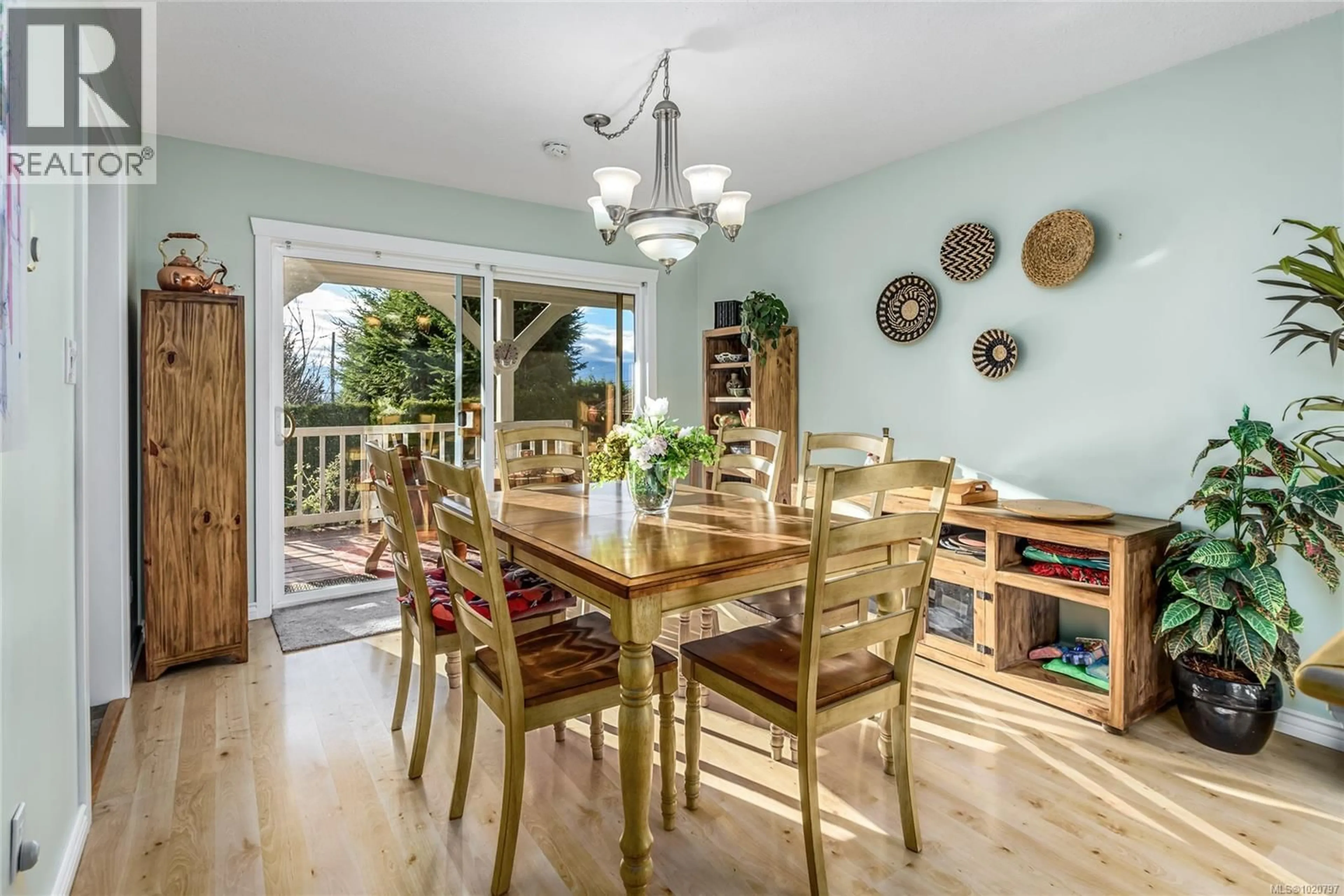 Dining room, wood/laminate floor for 675 EVERGREEN AVENUE, Courtenay British Columbia V9N6Y1