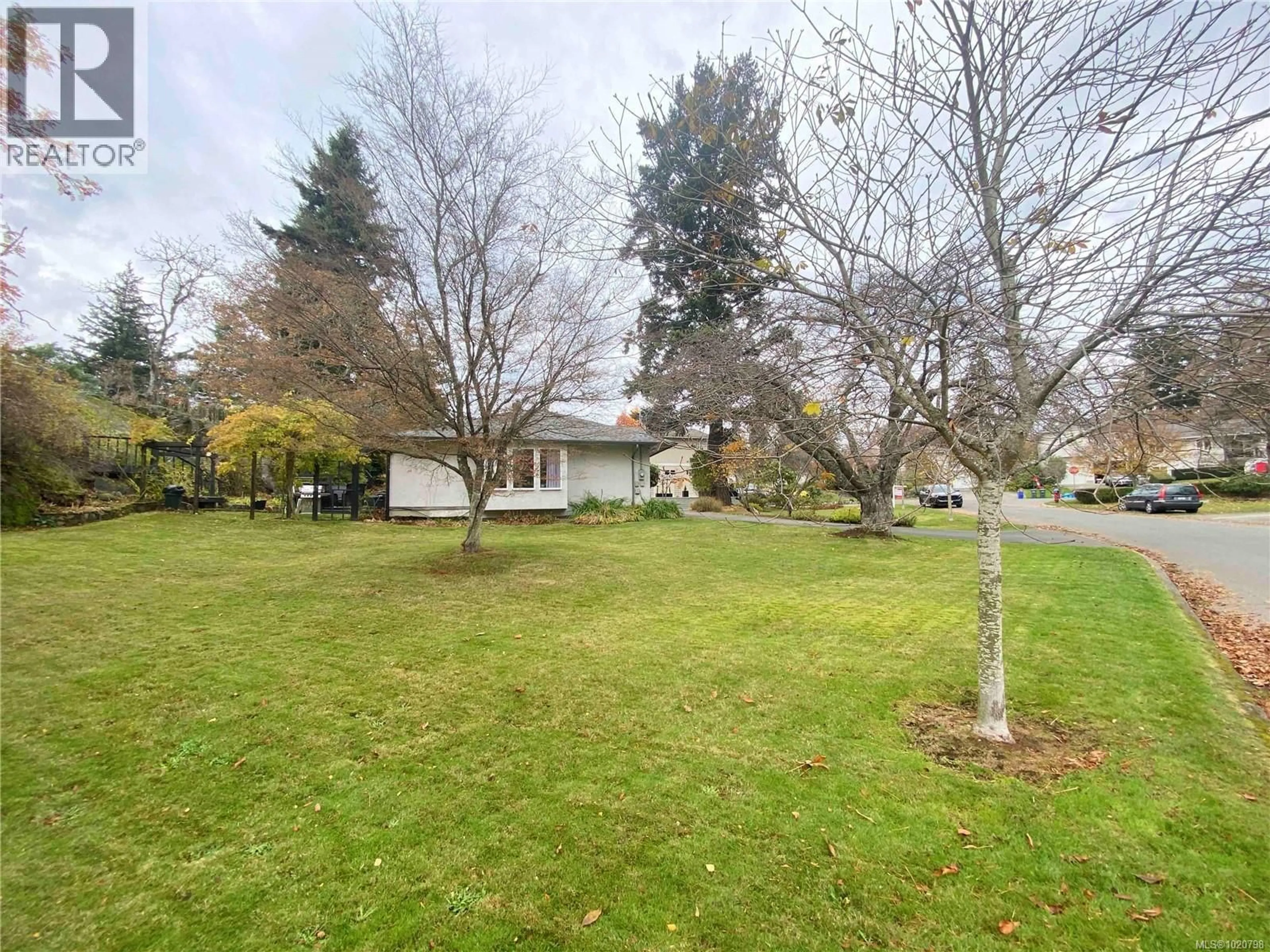 A pic from outside/outdoor area/front of a property/back of a property/a pic from drone, unknown for 886 CUNNINGHAM ROAD, Esquimalt British Columbia V9A4M6