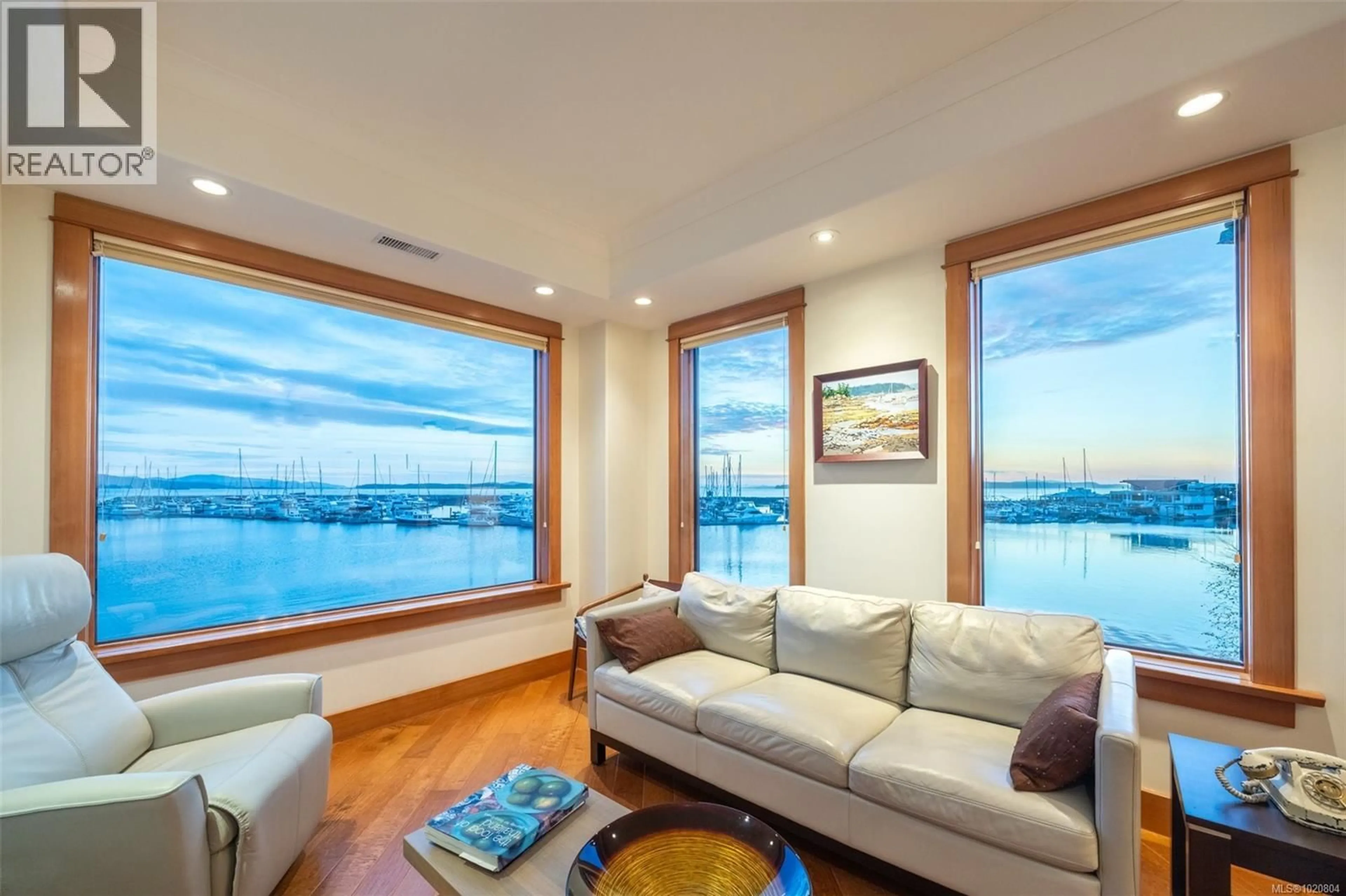 Living room with furniture, wood/laminate floor for 101 - 9949 THIRD STREET, Sidney British Columbia V8L3B1