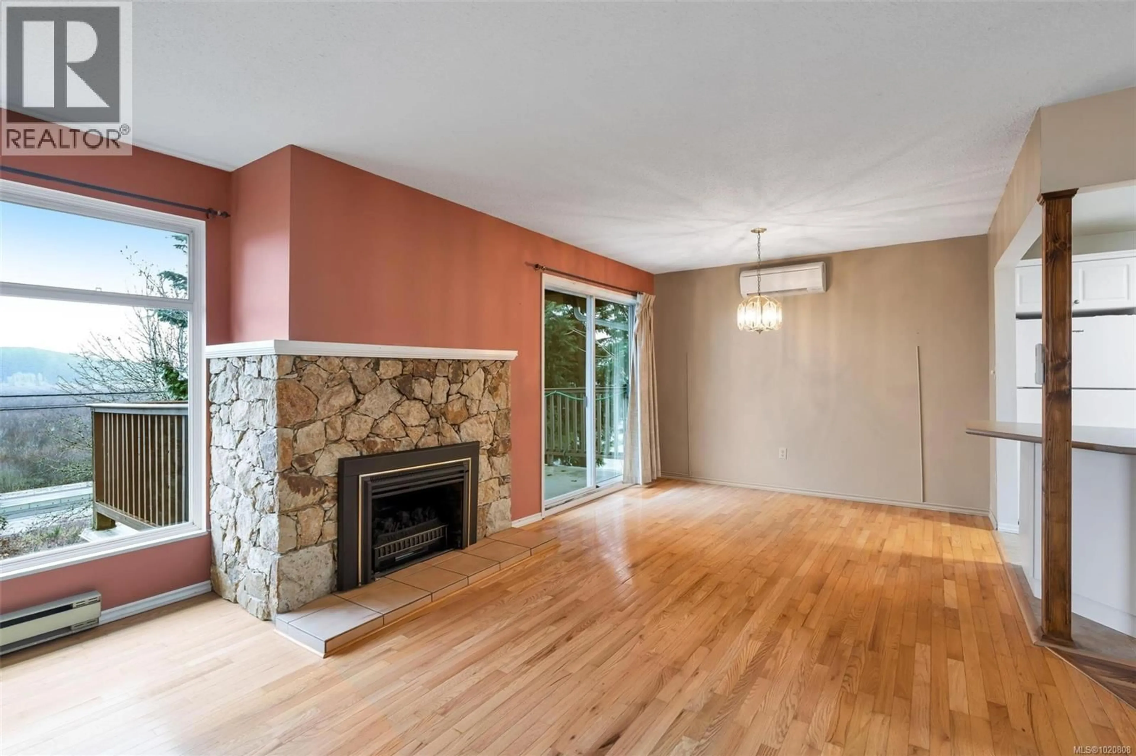 Living room with furniture, wood/laminate floor for 1 - 6172 ALINGTON ROAD, Duncan British Columbia V9L2E9