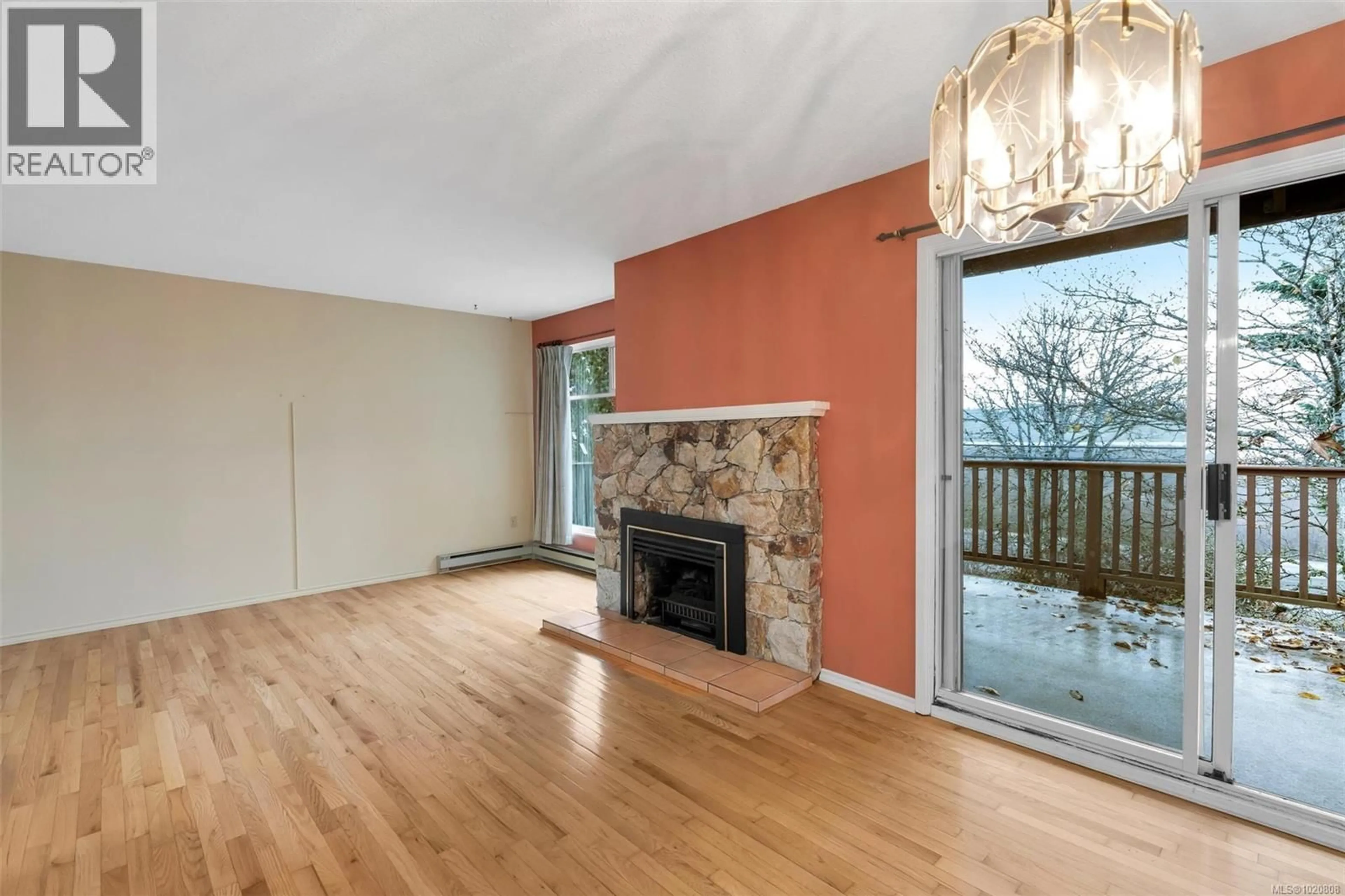 Living room with furniture, wood/laminate floor for 1 - 6172 ALINGTON ROAD, Duncan British Columbia V9L2E9