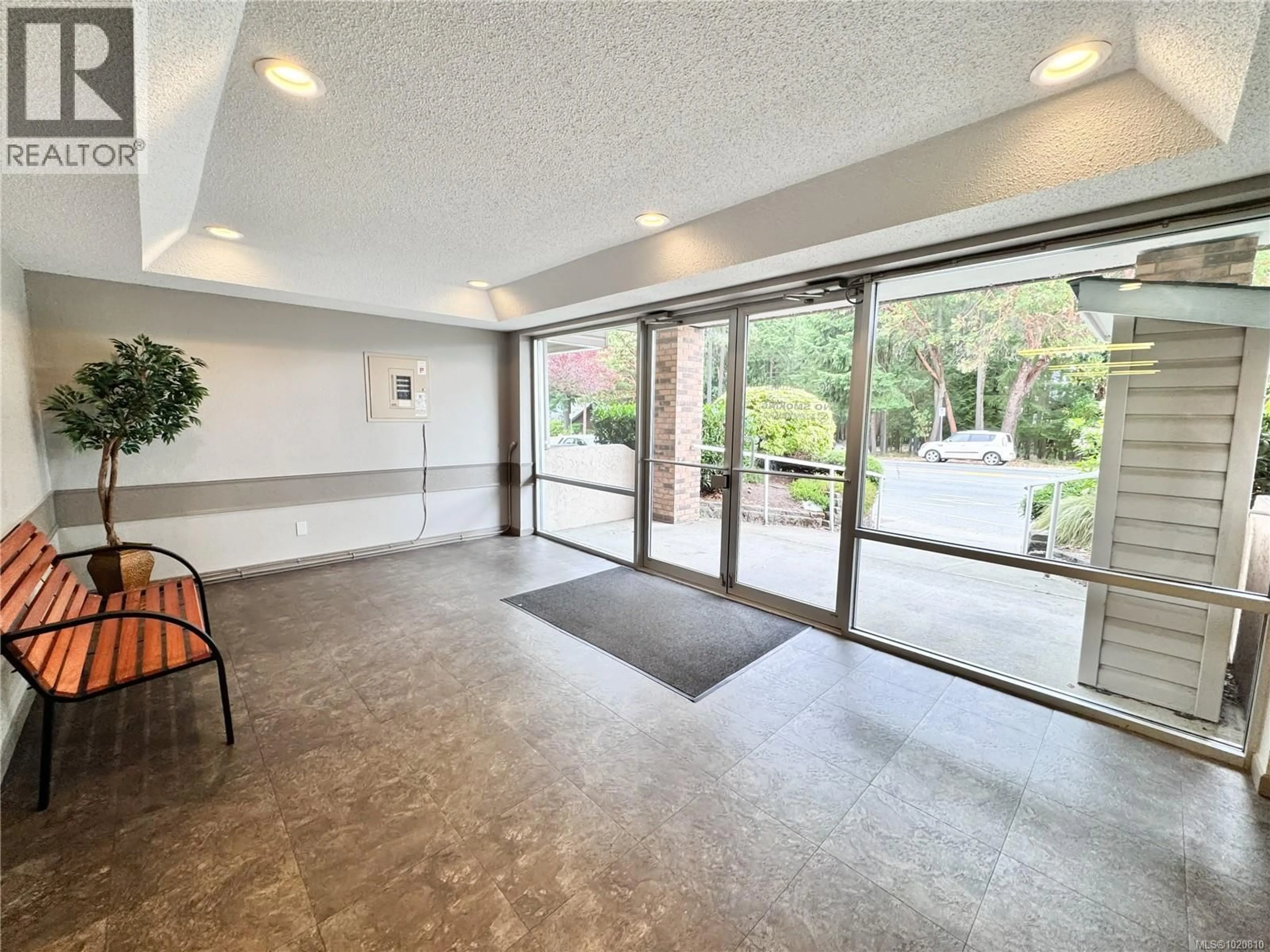 Indoor foyer for 130 - 6711 DOVER ROAD, Nanaimo British Columbia V9V1L9