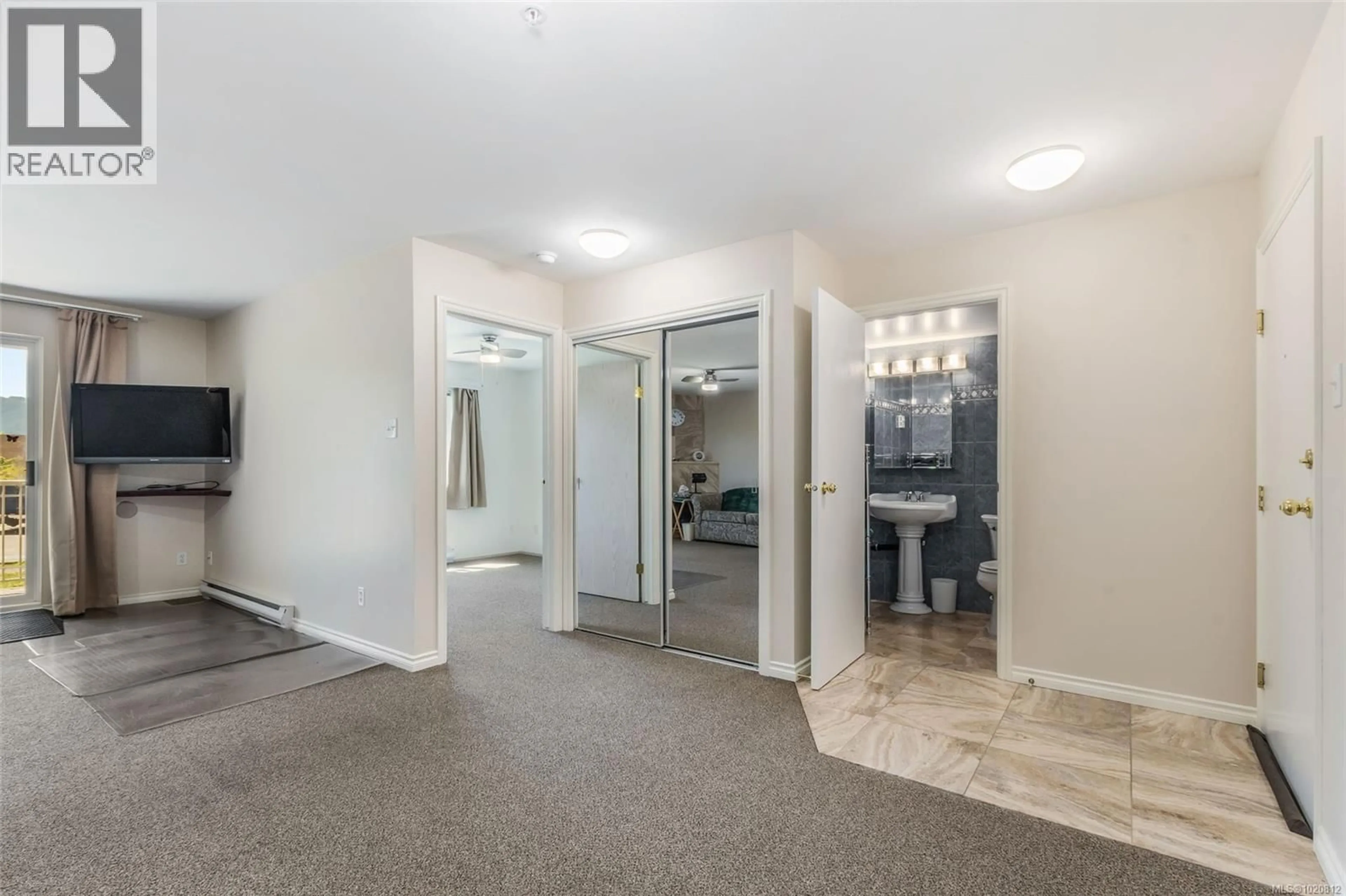 Indoor foyer for 111 - 4971 SONGBIRD PLACE, Nanaimo British Columbia V9T6L1