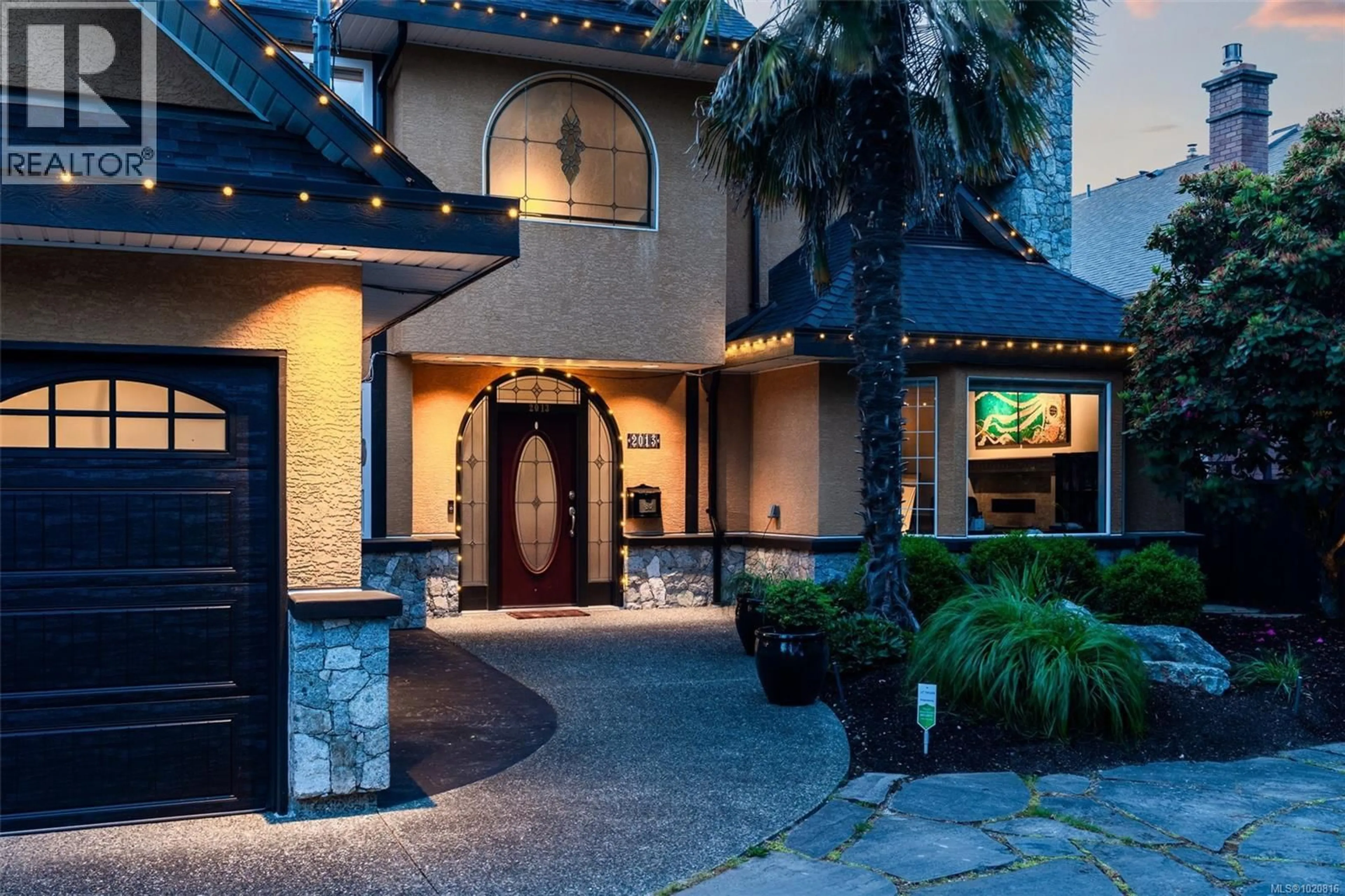 Indoor entryway for 2013 FERNDALE ROAD, Saanich British Columbia V8N2Y4