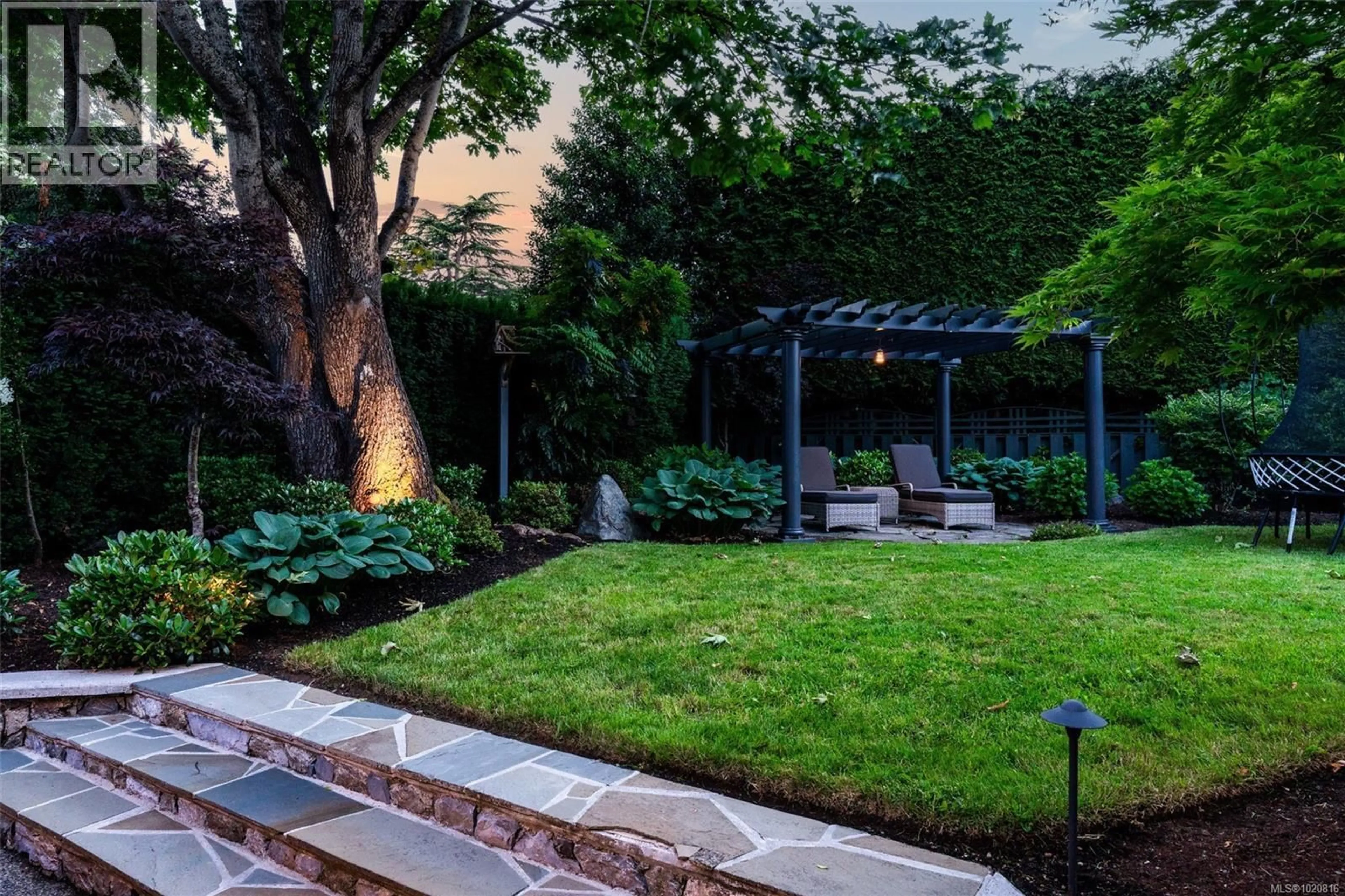 Patio, street for 2013 FERNDALE ROAD, Saanich British Columbia V8N2Y4