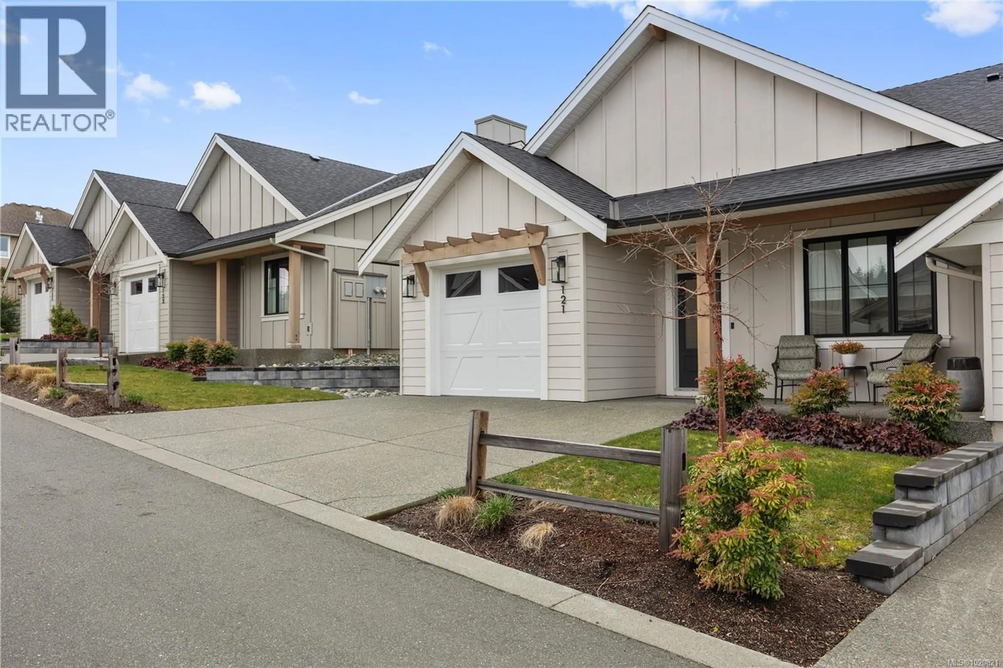 Home with vinyl exterior material, street for 124 - 4098 BUCKSTONE ROAD, Courtenay British Columbia V9N0H2