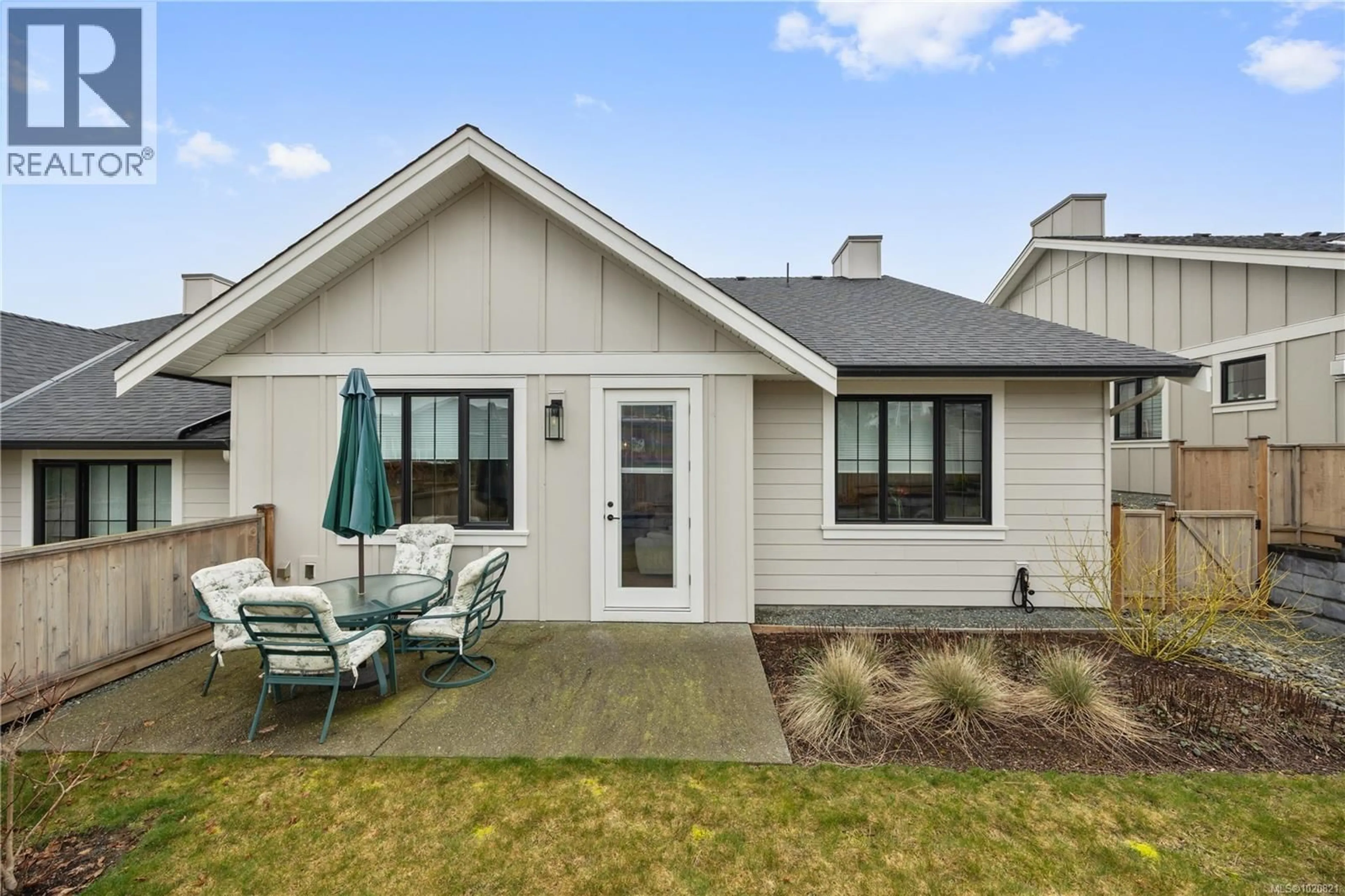 Home with vinyl exterior material, street for 124 - 4098 BUCKSTONE ROAD, Courtenay British Columbia V9N0H2