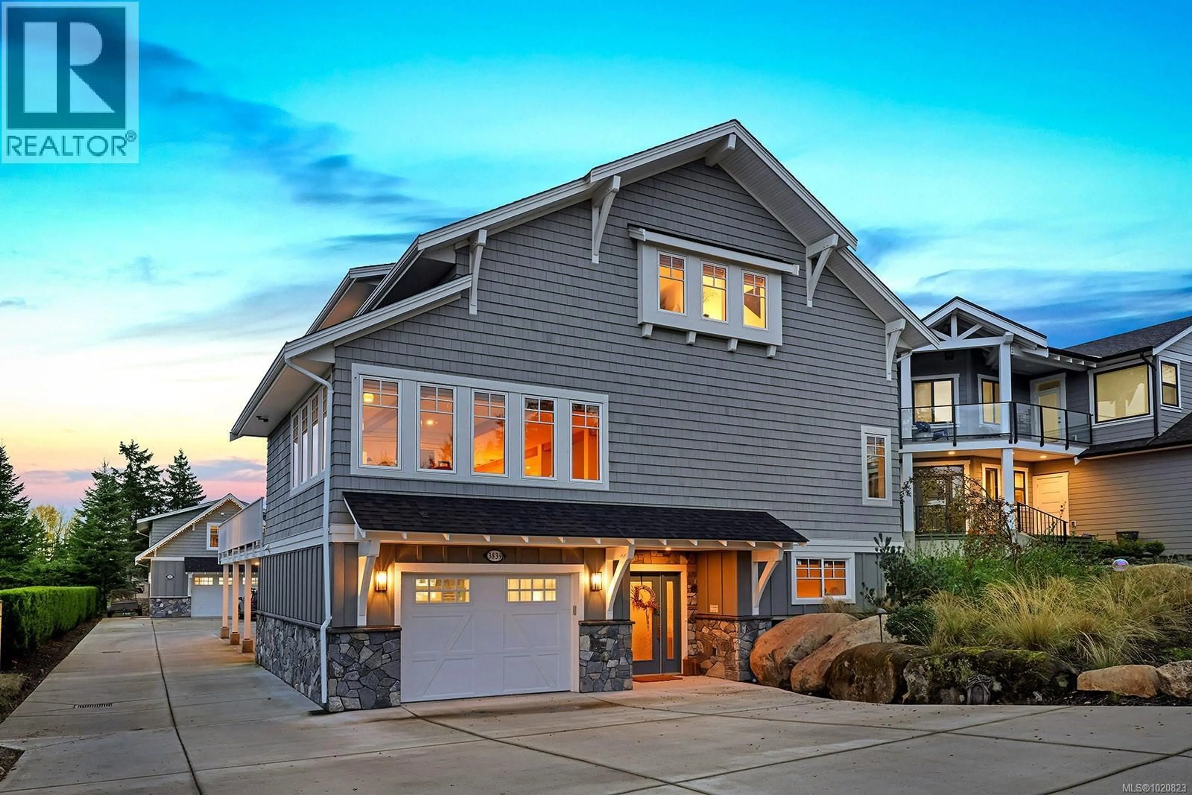 Home with vinyl exterior material, street for 3839/3841 ROSS AVENUE, Royston British Columbia V0R2V0