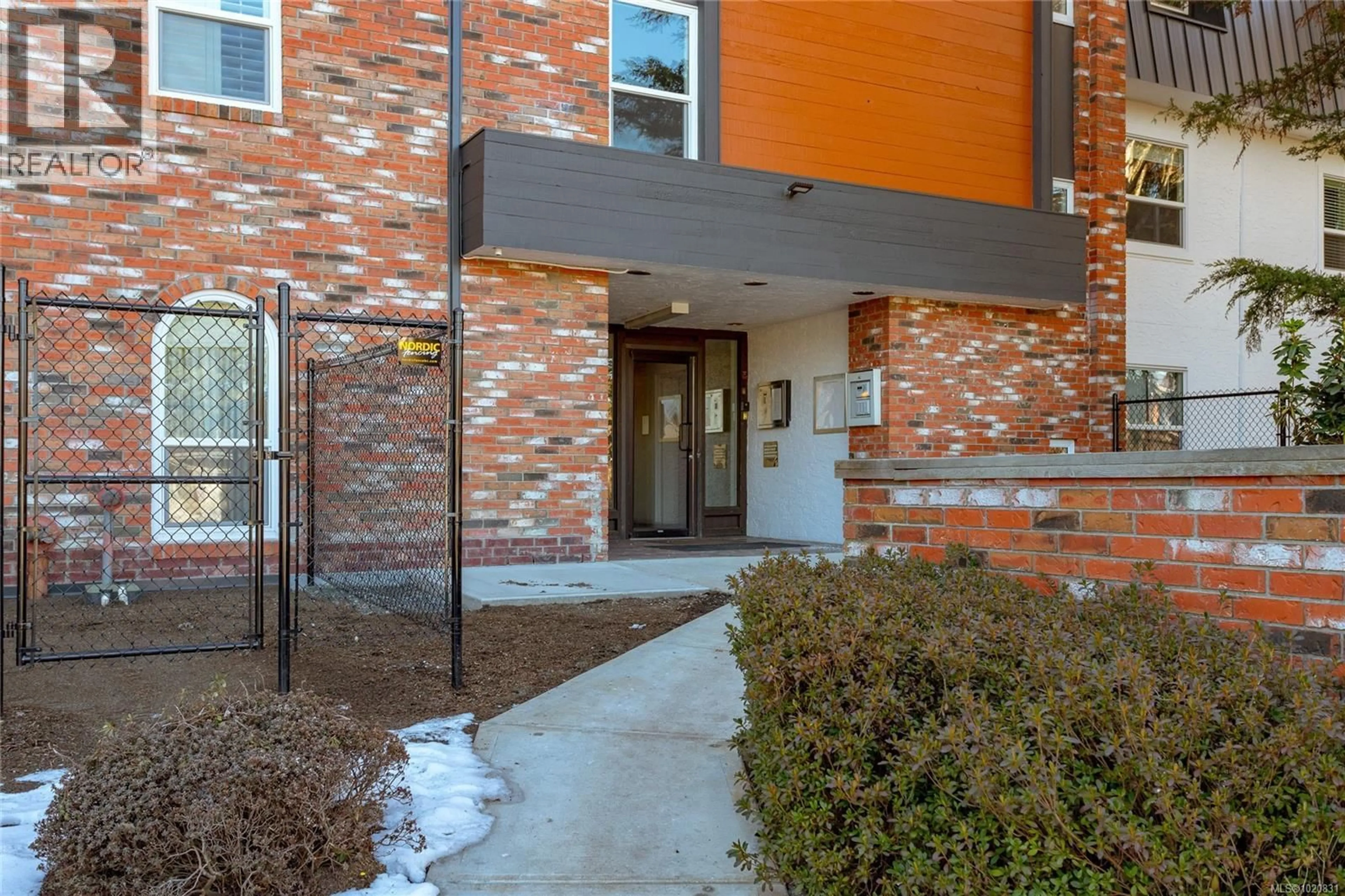 Indoor foyer for 203 - 1725 CEDAR HILL CROSS ROAD EAST, Saanich British Columbia V8P2P8