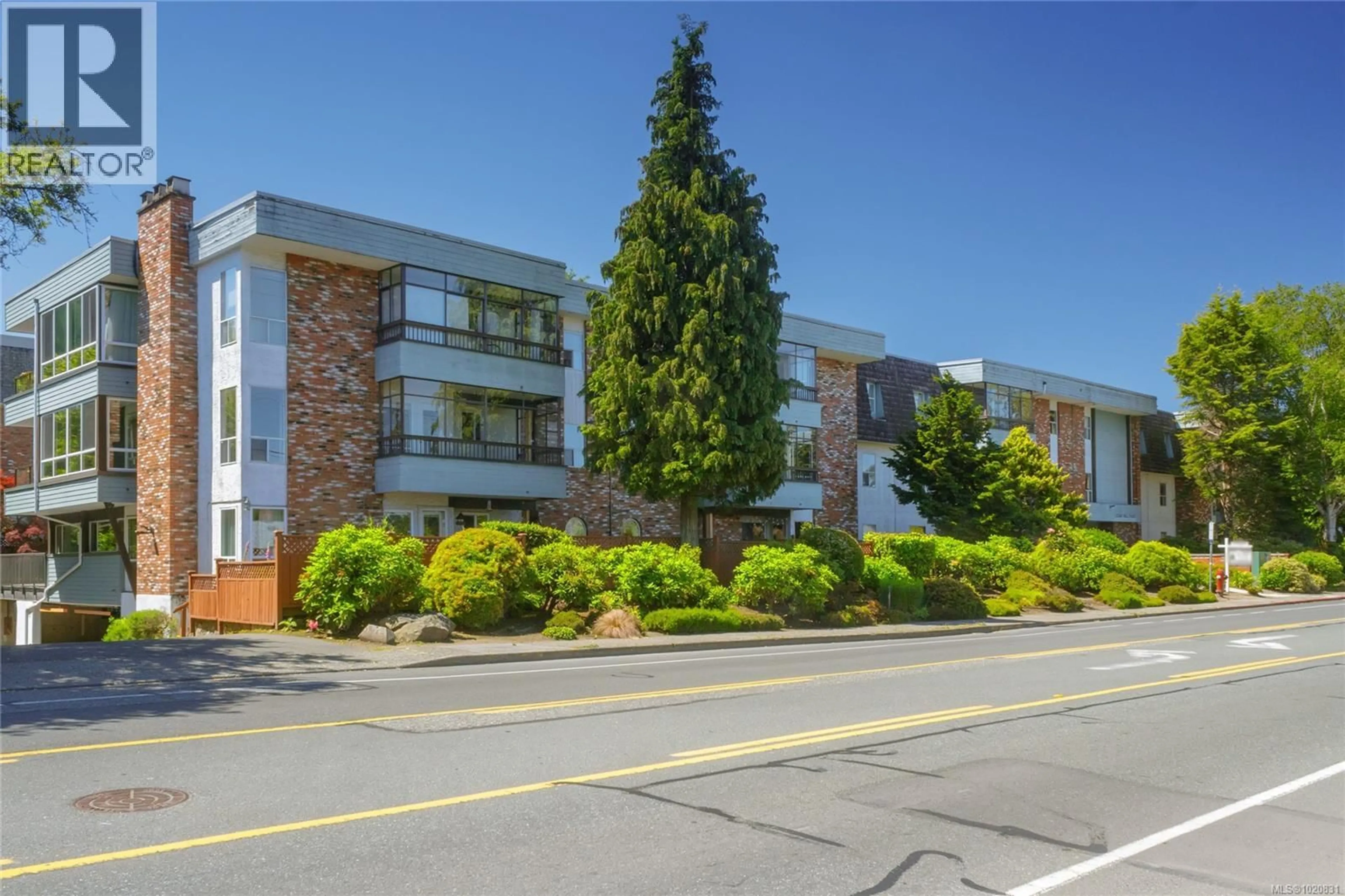 Unknown for 203 - 1725 CEDAR HILL CROSS ROAD EAST, Saanich British Columbia V8P2P8