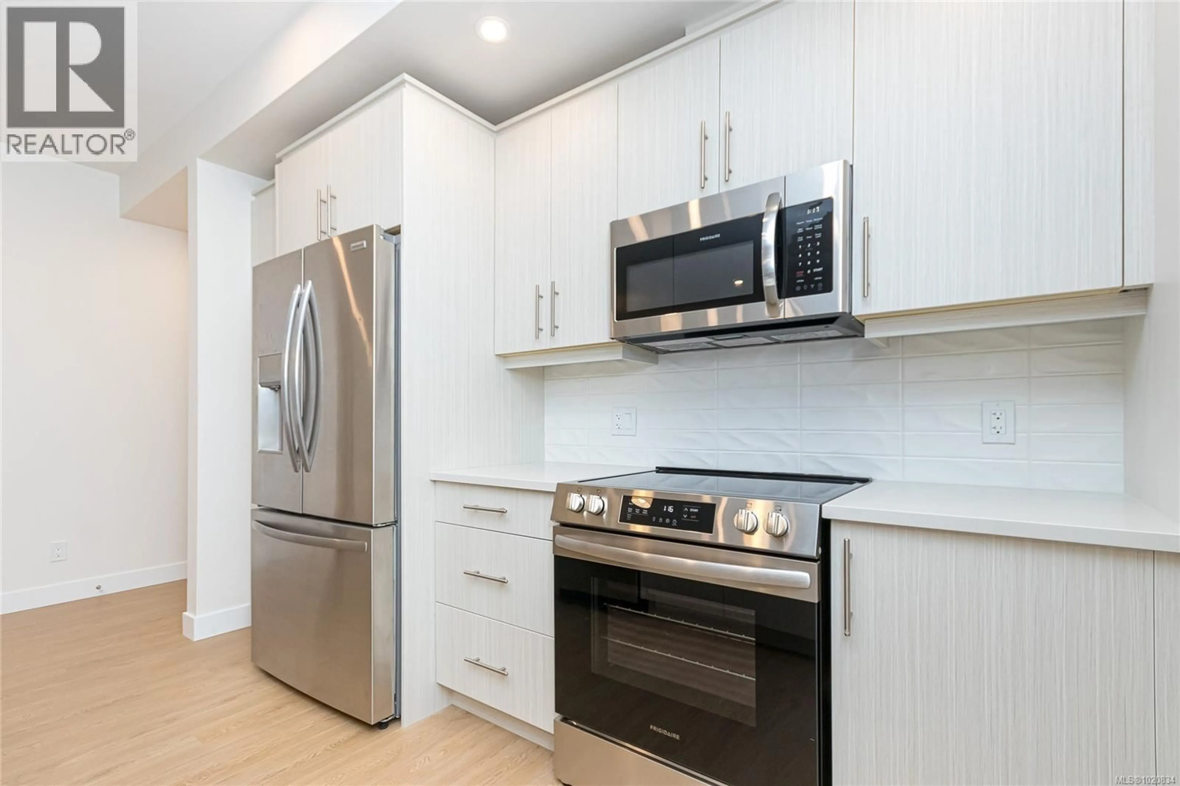 Standard kitchen, ceramic/tile floor for 402 - 924 JENKINS AVENUE, Langford British Columbia V9B2N7