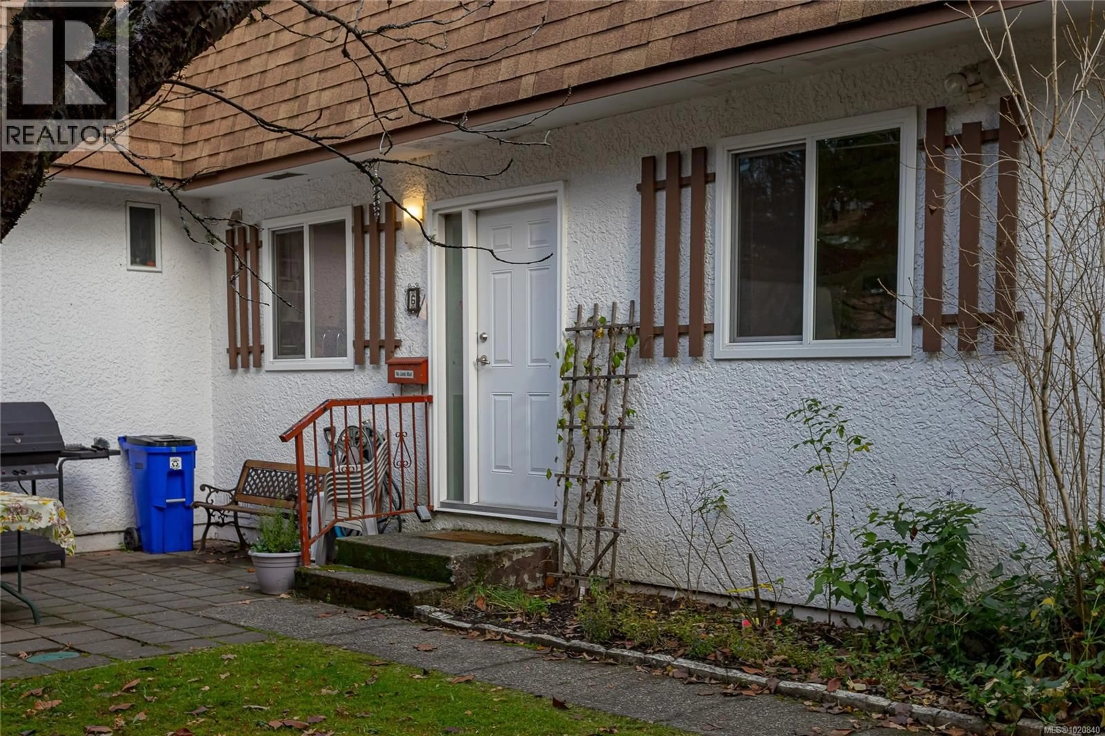 Patio, street for 6 - 9 BUTTERTUBS DRIVE, Nanaimo British Columbia V9R3X8