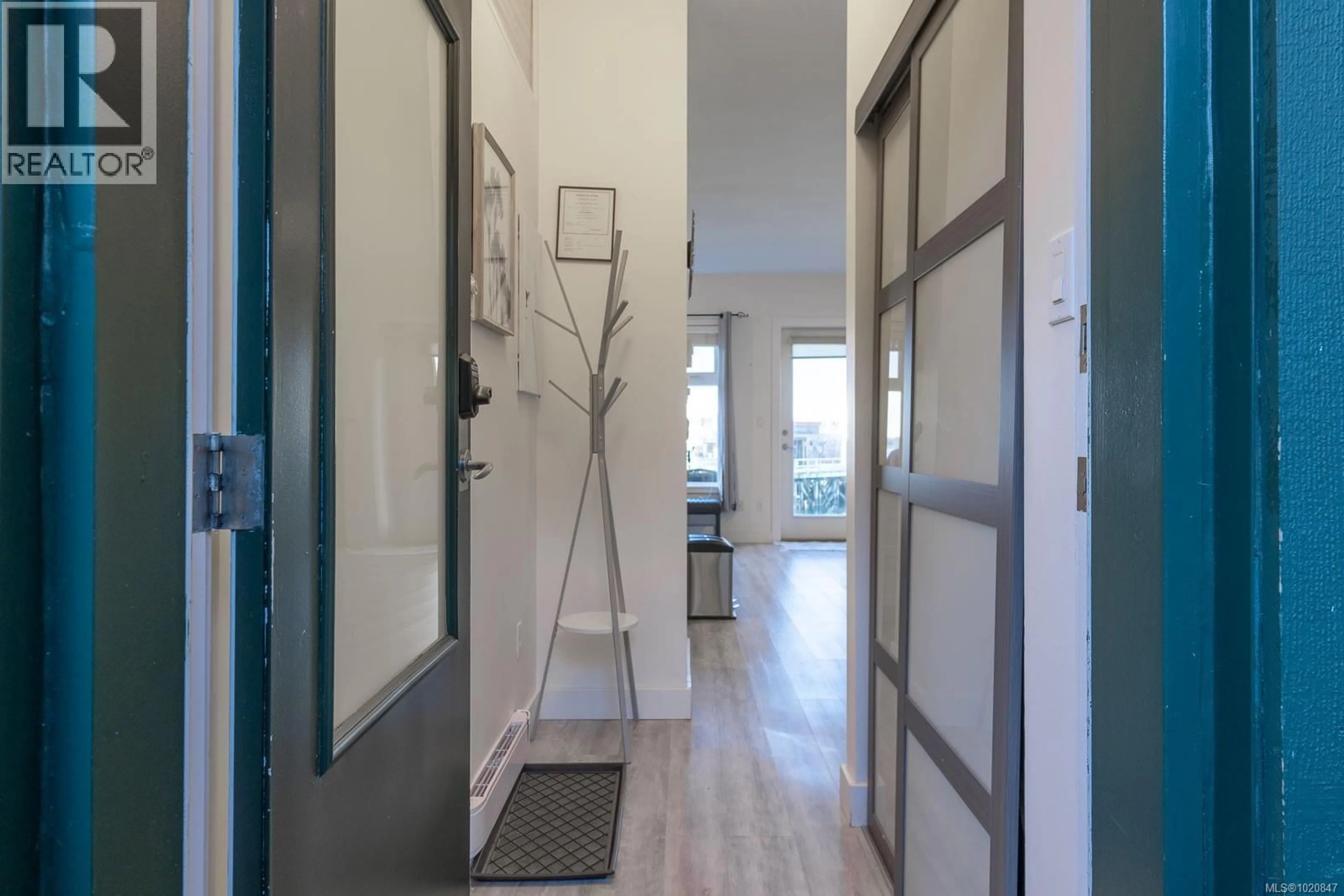 Indoor entryway for 208 - 230 MAIN STREET, Tofino British Columbia V0R2Z0