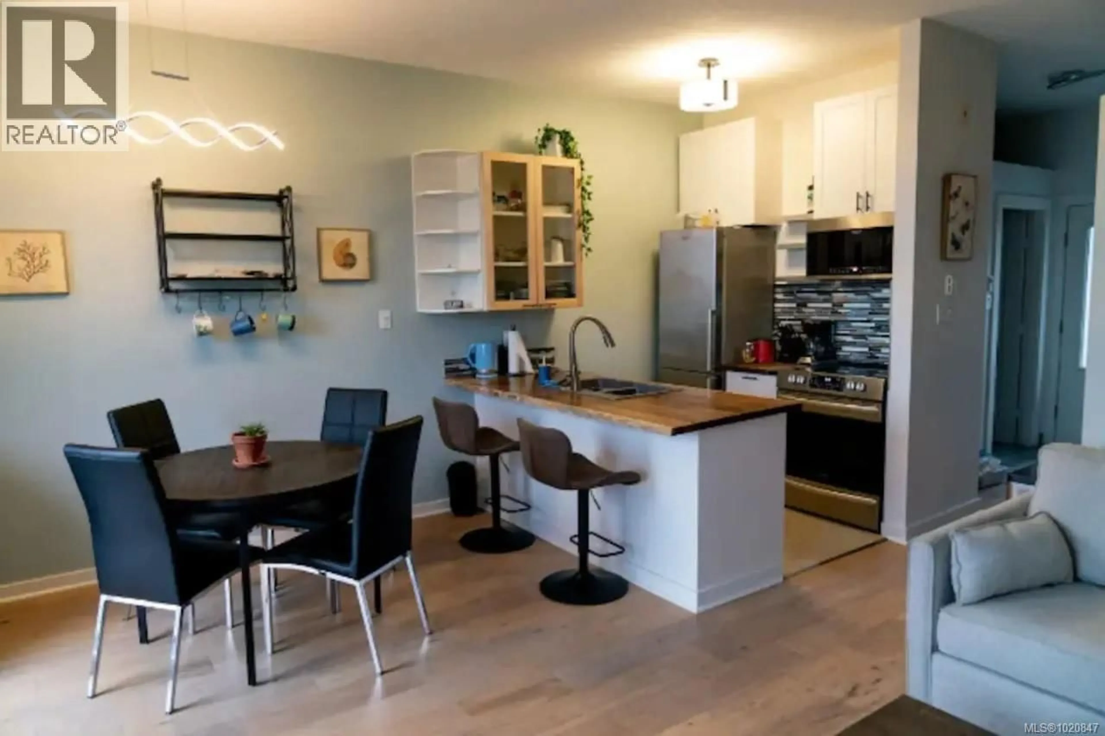 Open concept kitchen, wood/laminate floor for 208 - 230 MAIN STREET, Tofino British Columbia V0R2Z0