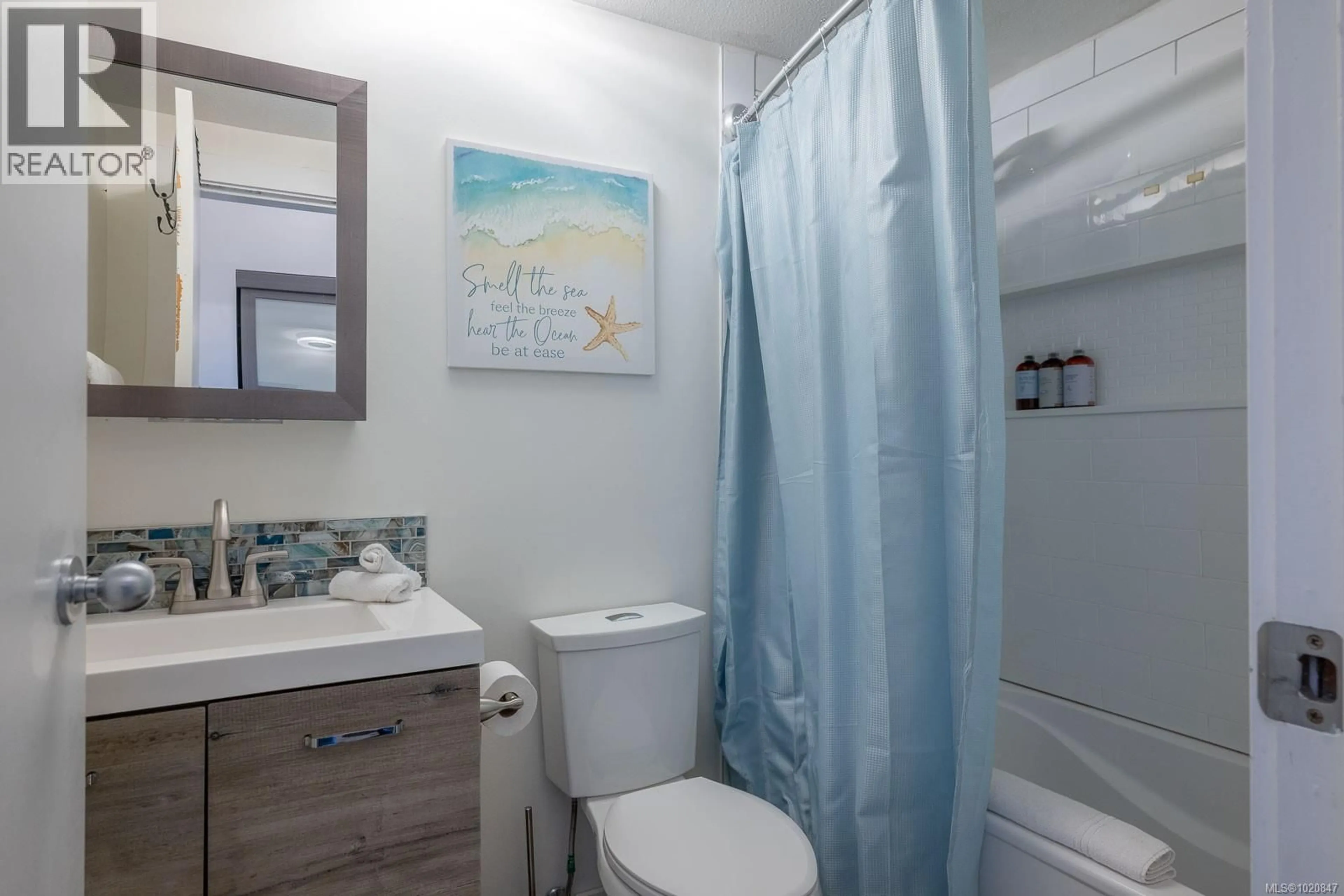 Standard bathroom, unknown for 208 - 230 MAIN STREET, Tofino British Columbia V0R2Z0