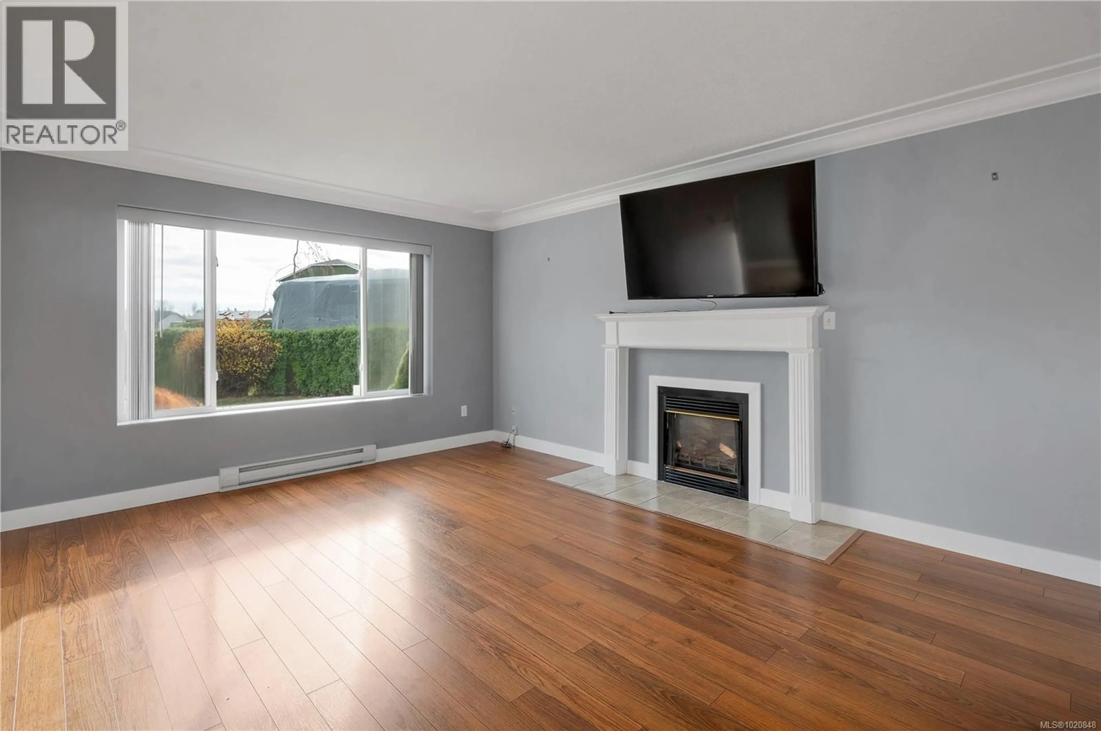 Living room with furniture, wood/laminate floor for 58 COLORADO PLACE, Campbell River British Columbia V9H1N1
