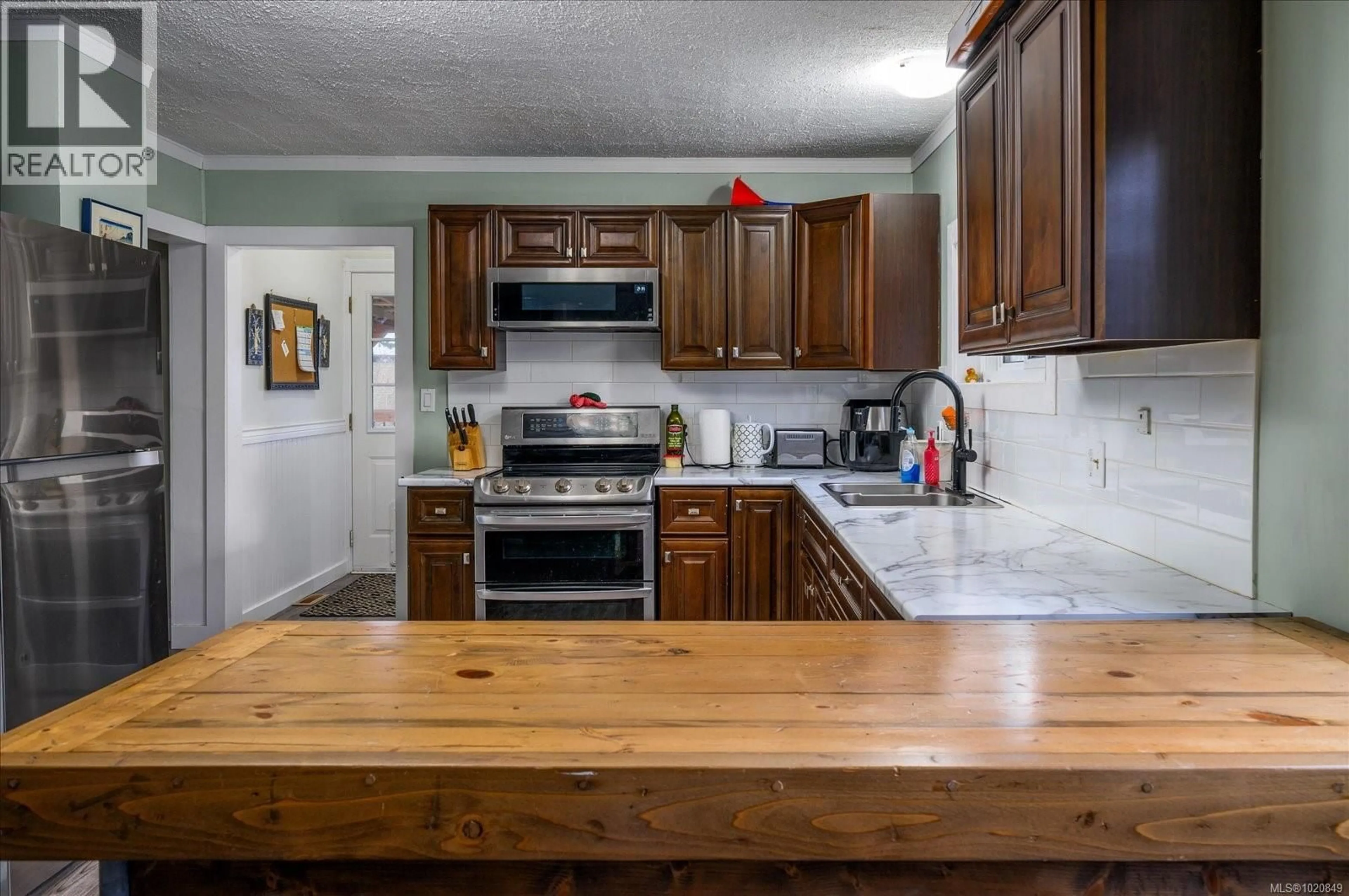 Open concept kitchen, wood/laminate floor for 1180 TOWNSITE ROAD, Nanaimo British Columbia V9S1M7