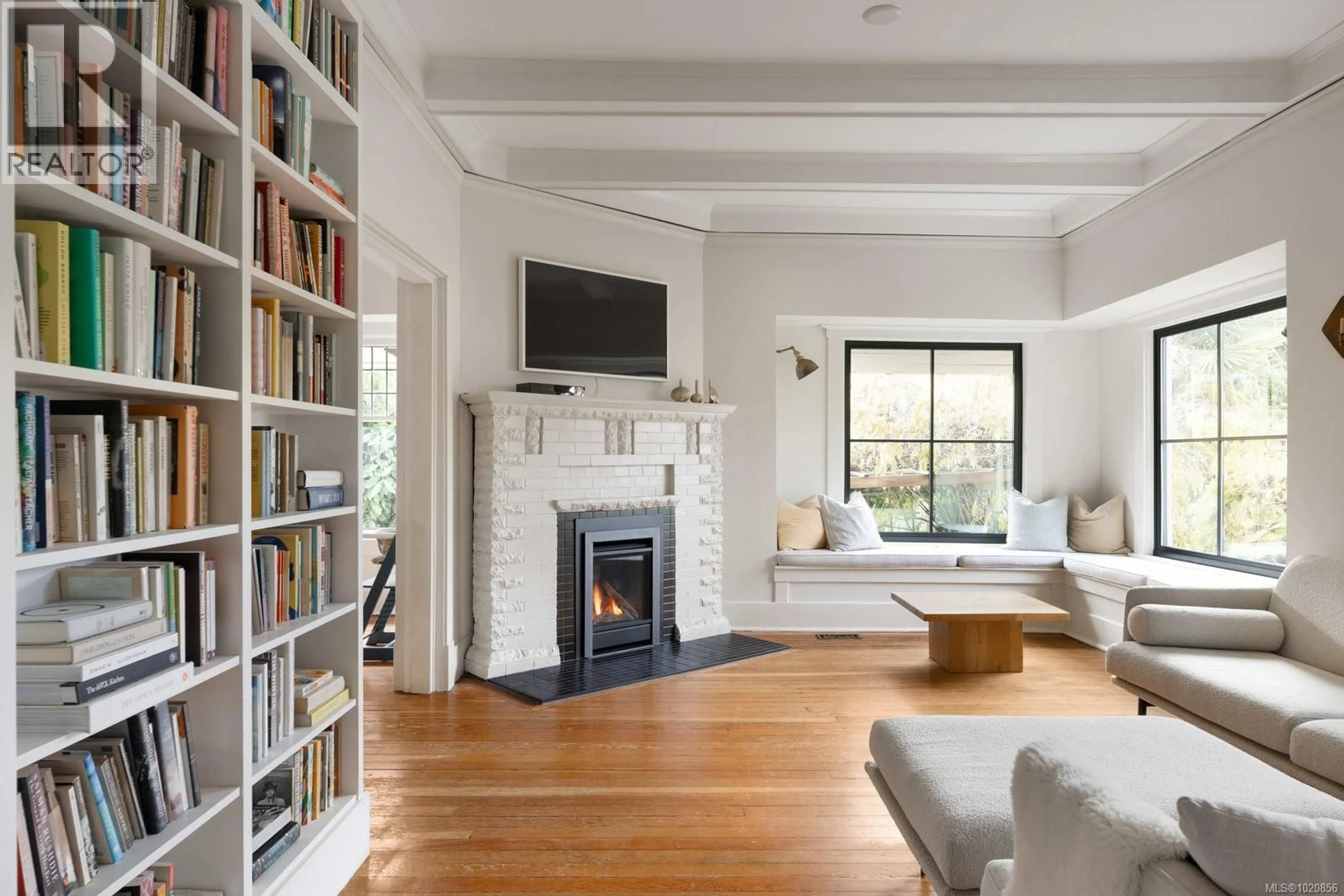 Living room with furniture, unknown for 1063 BANK STREET, Victoria British Columbia V8S4B3