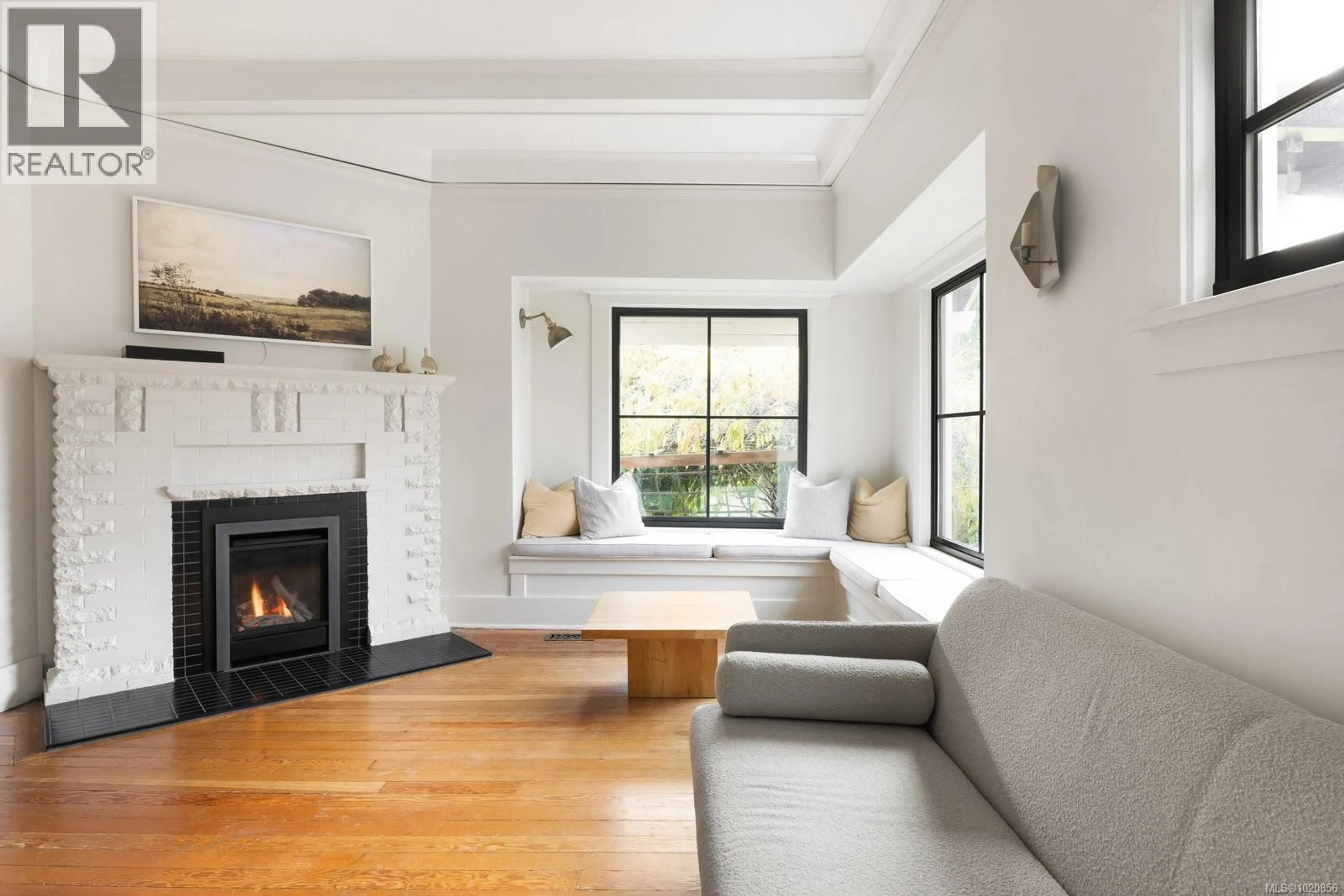 Living room with furniture, unknown for 1063 BANK STREET, Victoria British Columbia V8S4B3