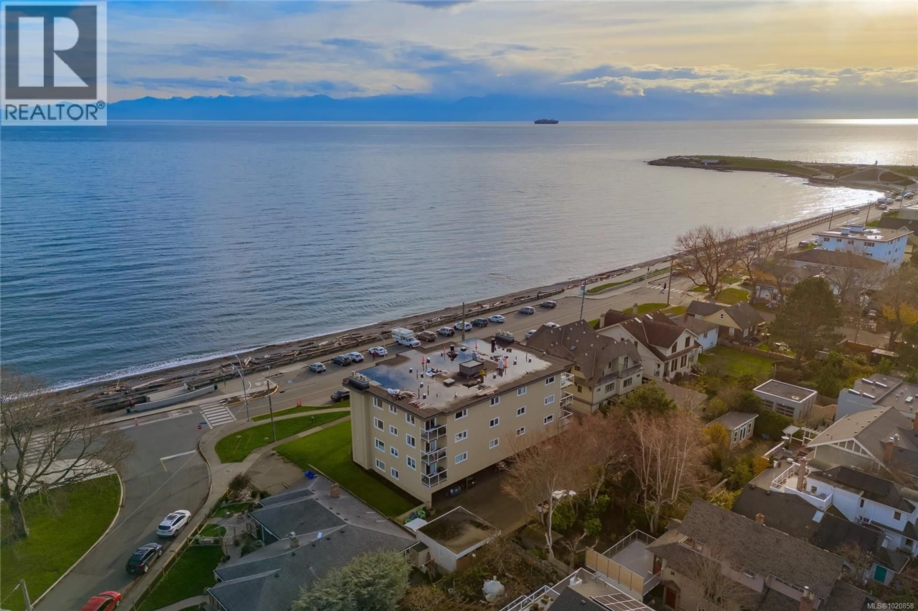A pic from outside/outdoor area/front of a property/back of a property/a pic from drone, water/lake/river/ocean view for 101 - 1540 DALLAS ROAD, Victoria British Columbia V8S1A3